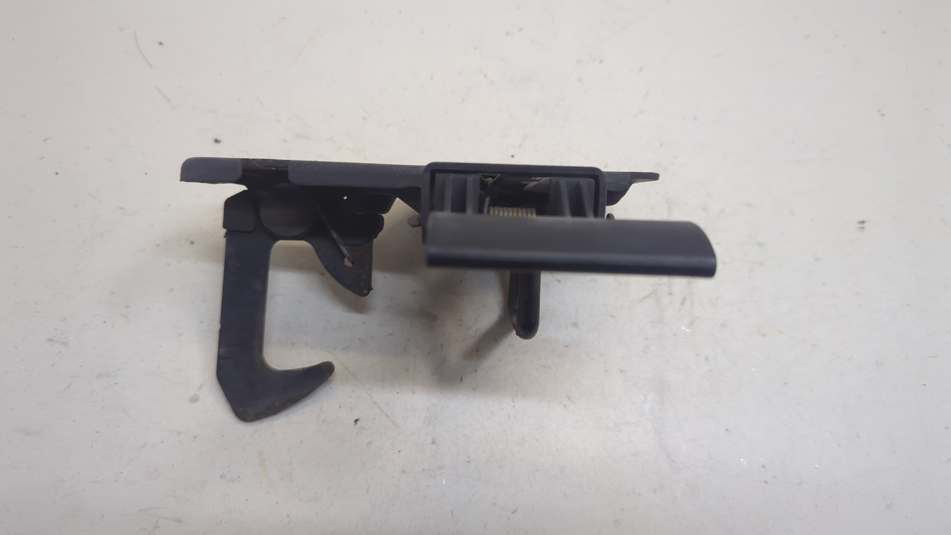 Замок капота