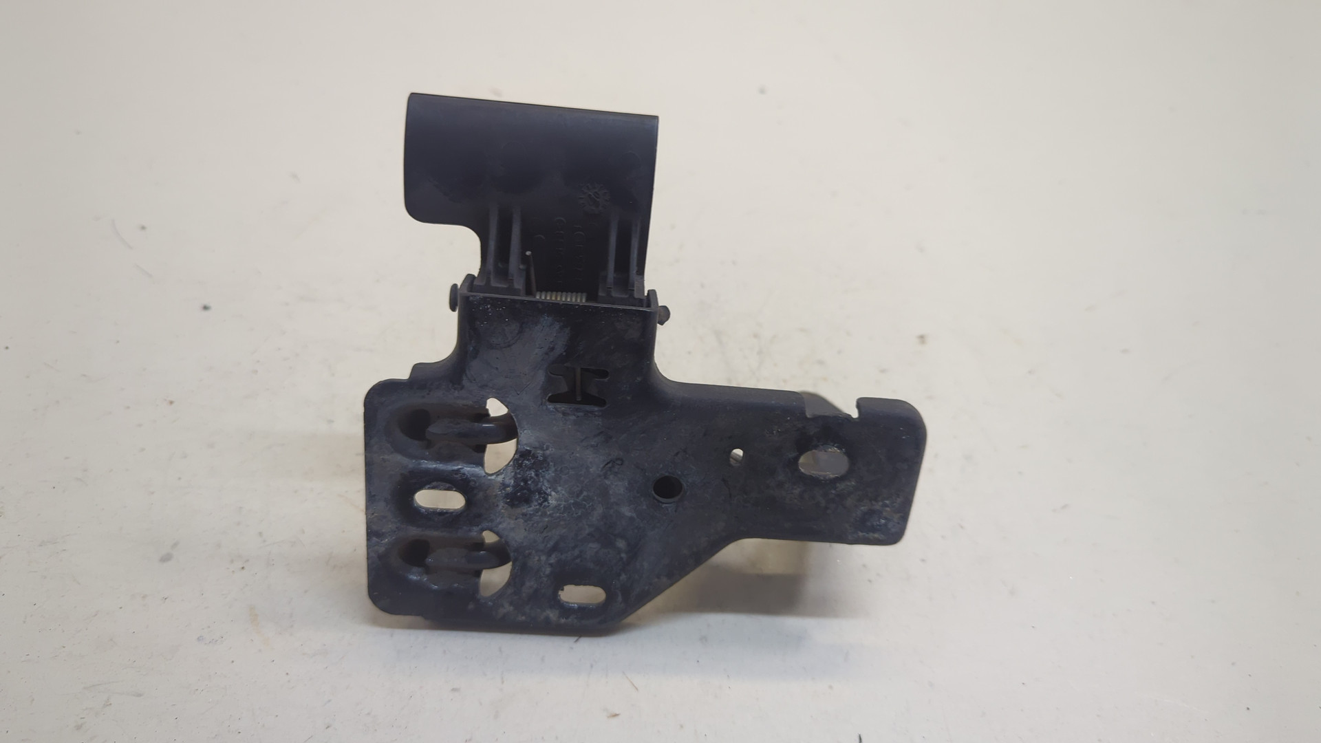 Замок капота