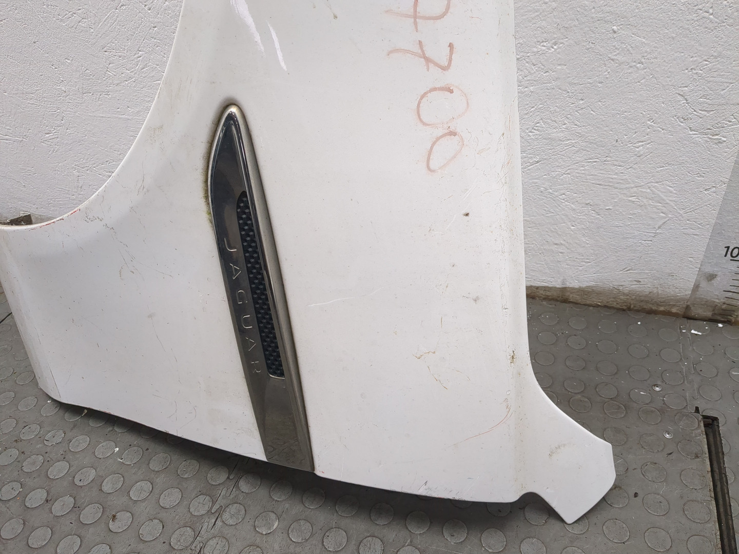 Крыло переднее левое