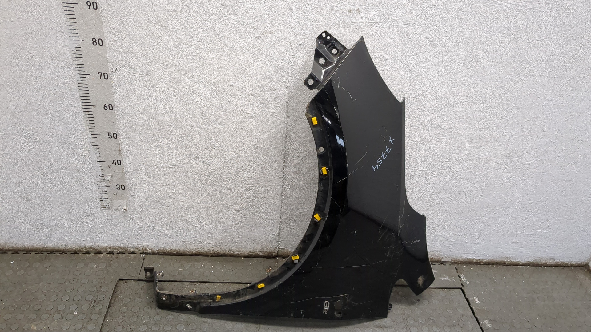 Крыло переднее левое