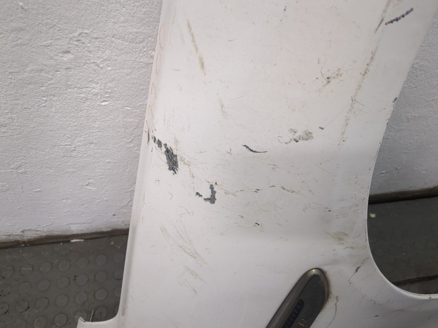 Крыло переднее правое