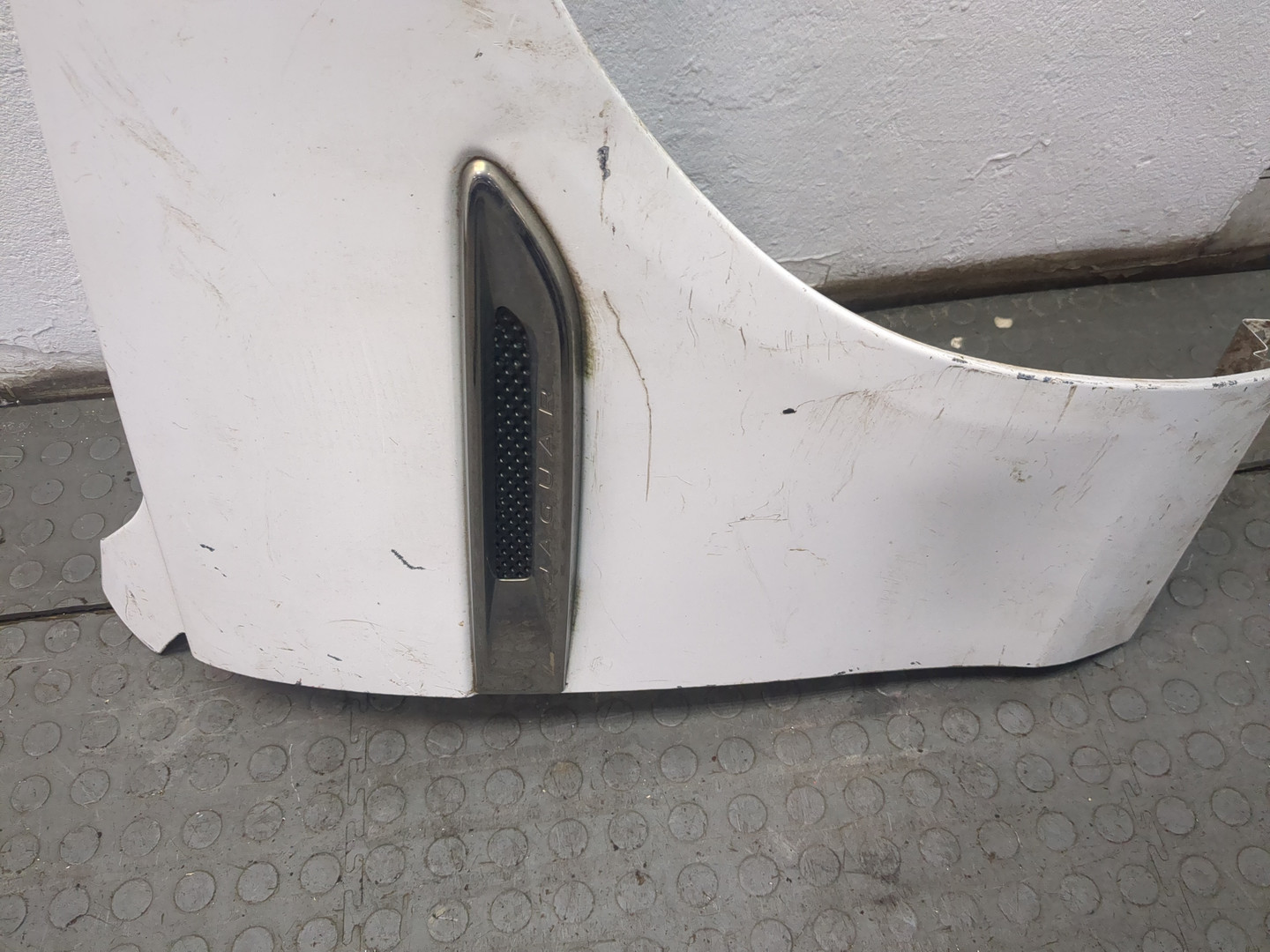 Крыло переднее правое