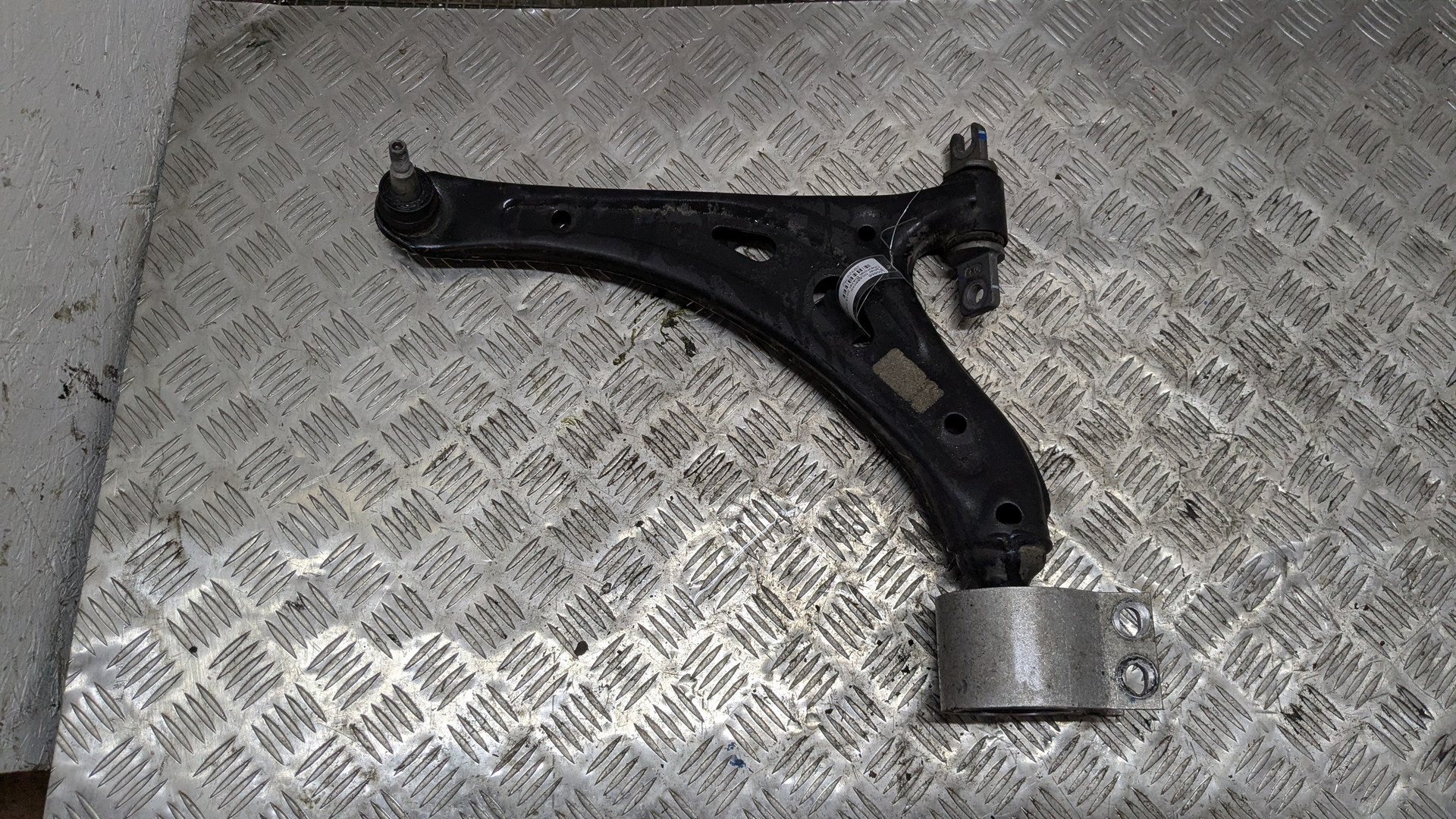 Рычаг передний левый