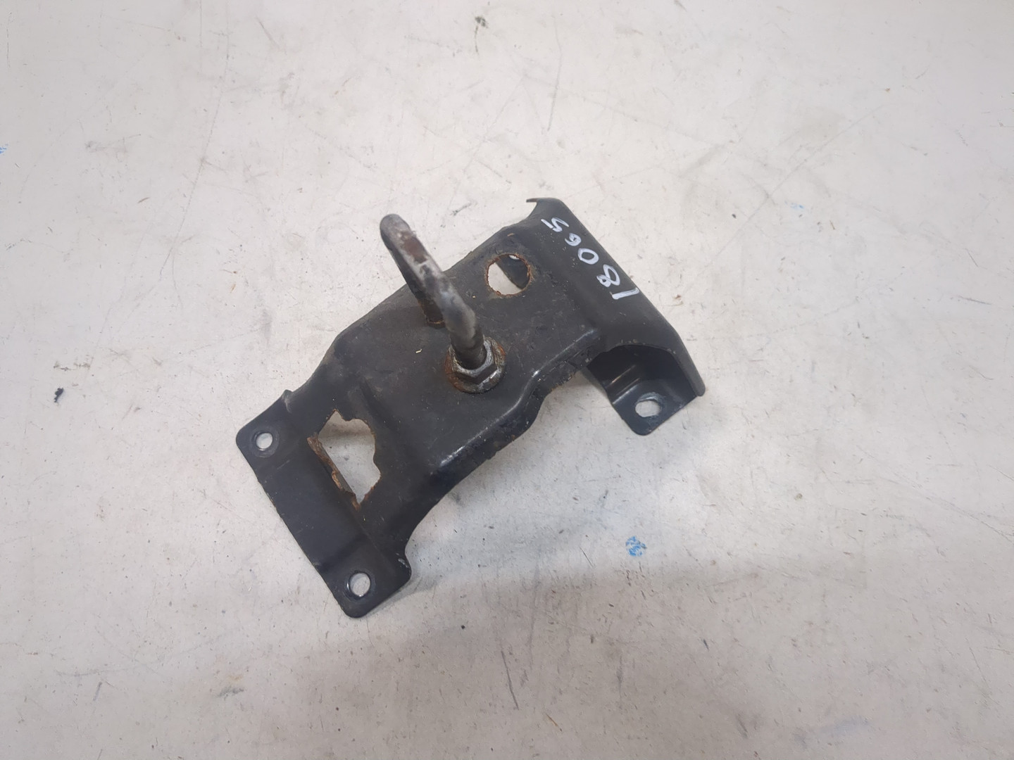 Петля капота