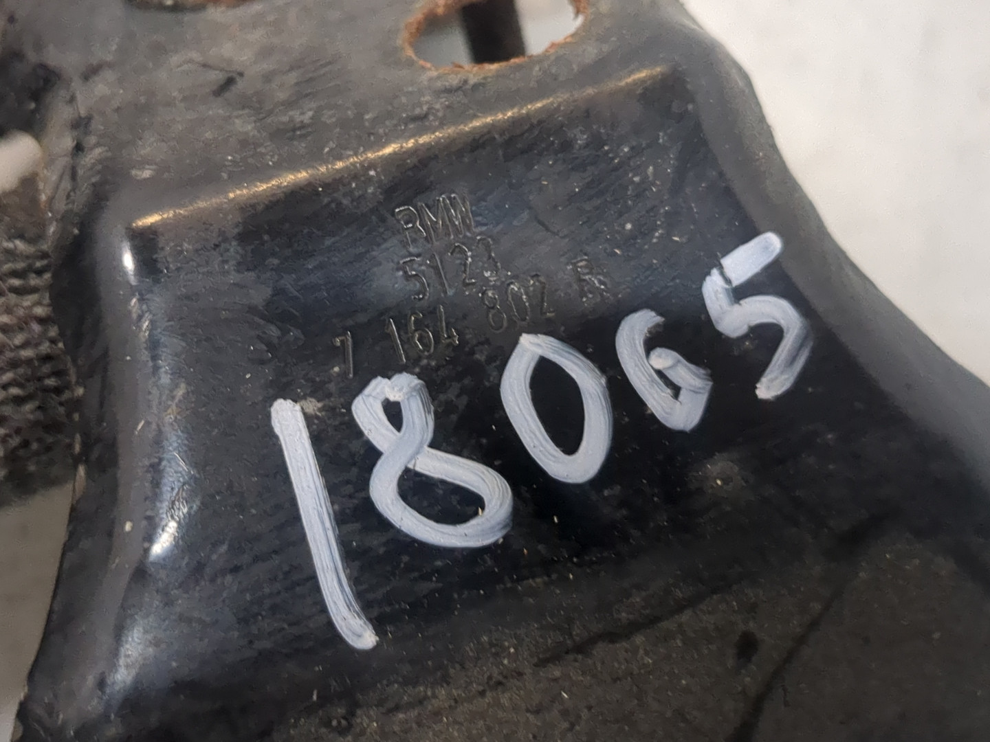 Петля капота