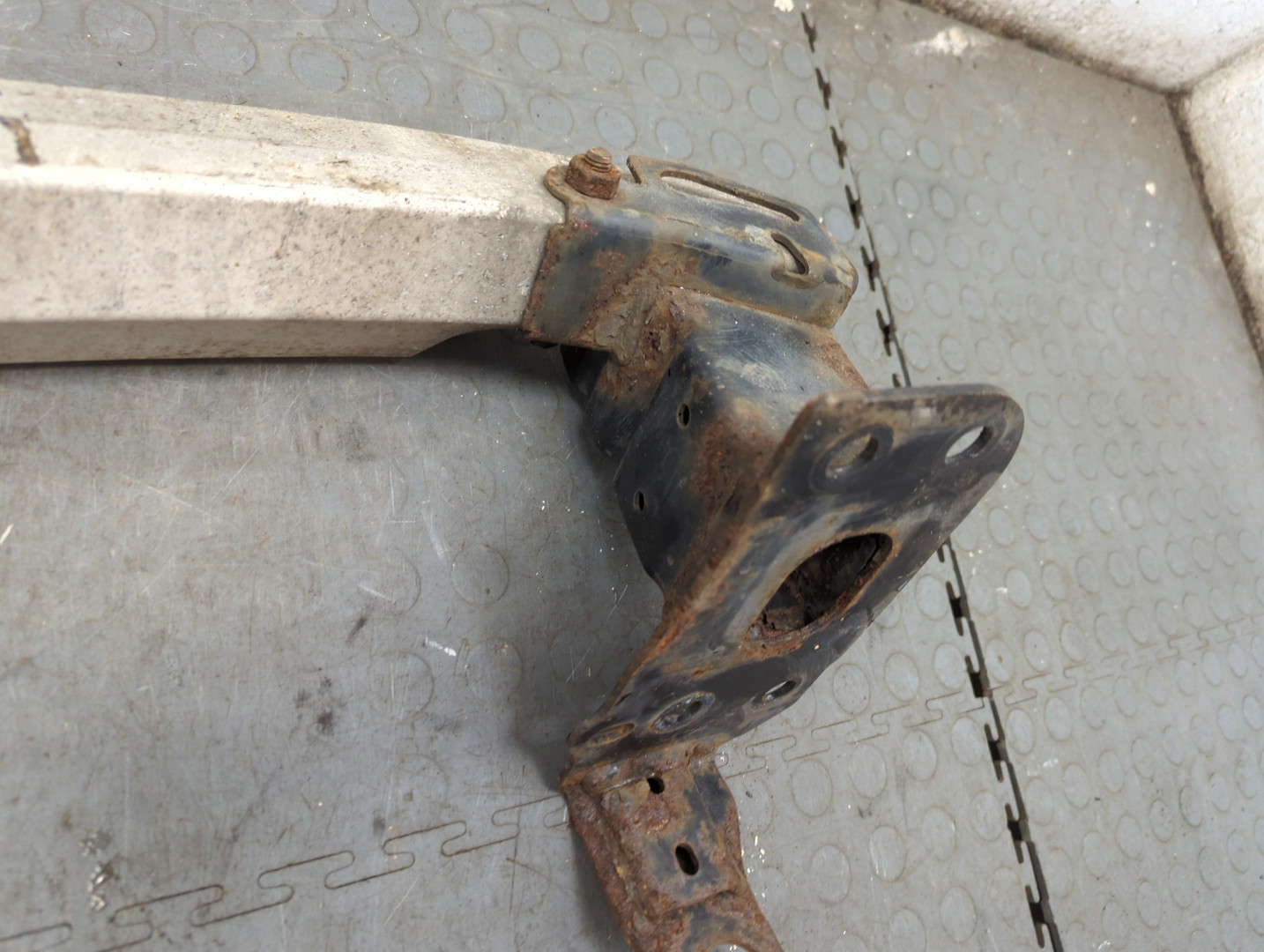 Усилитель переднего бампера