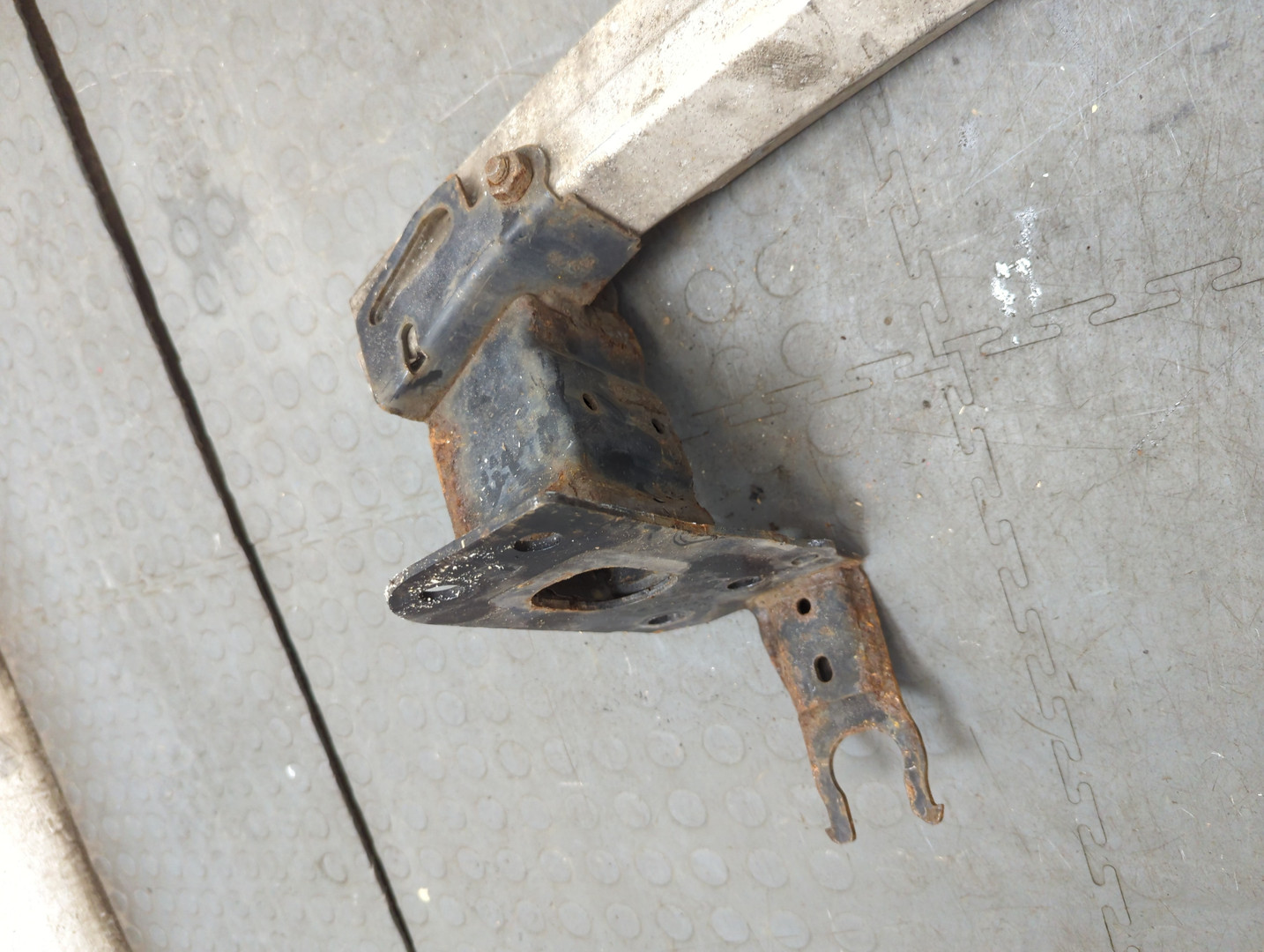 Усилитель переднего бампера