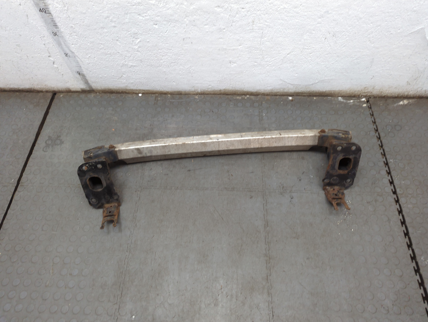 Усилитель переднего бампера