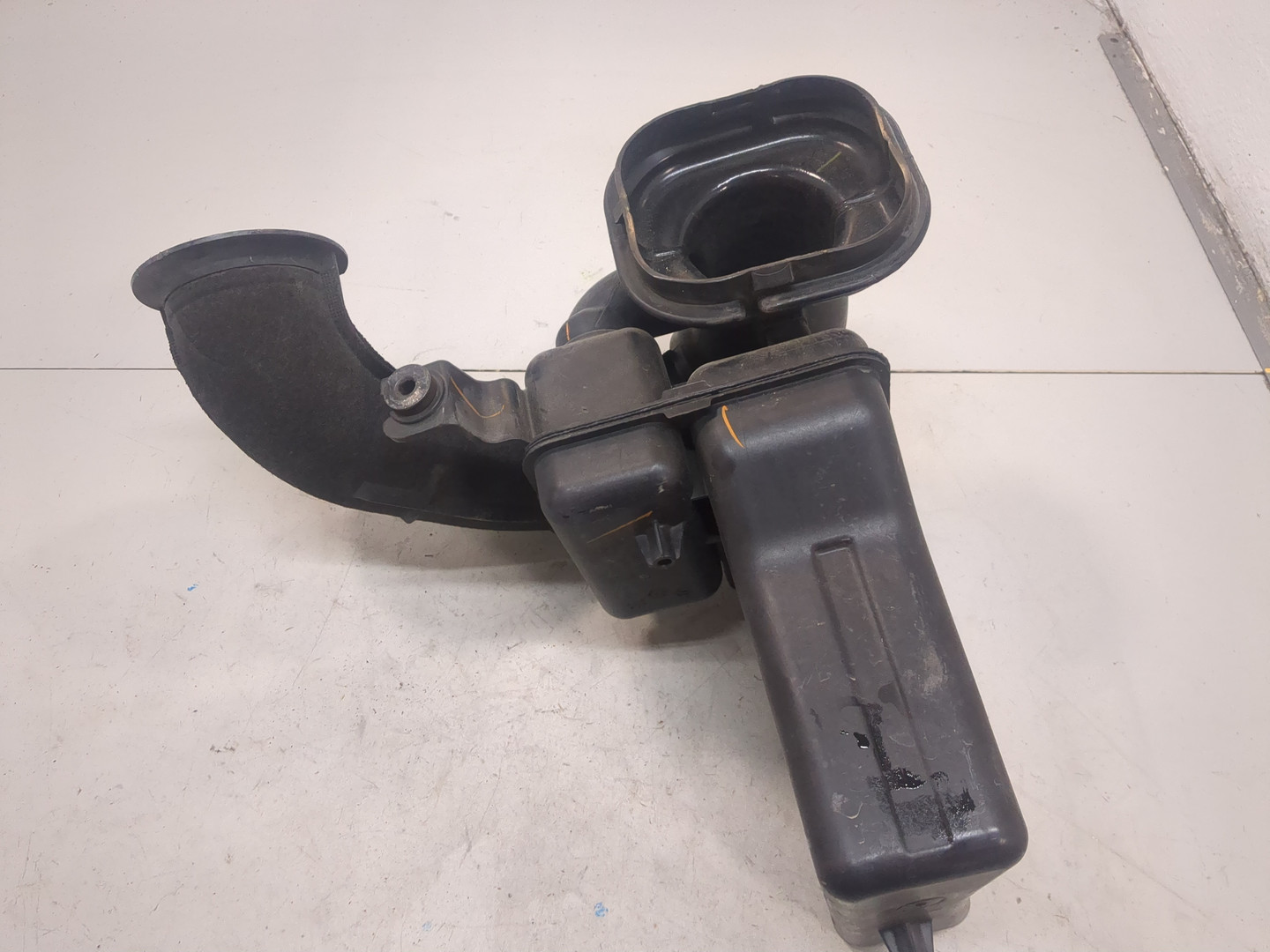 Резонатор воздушного фильтра