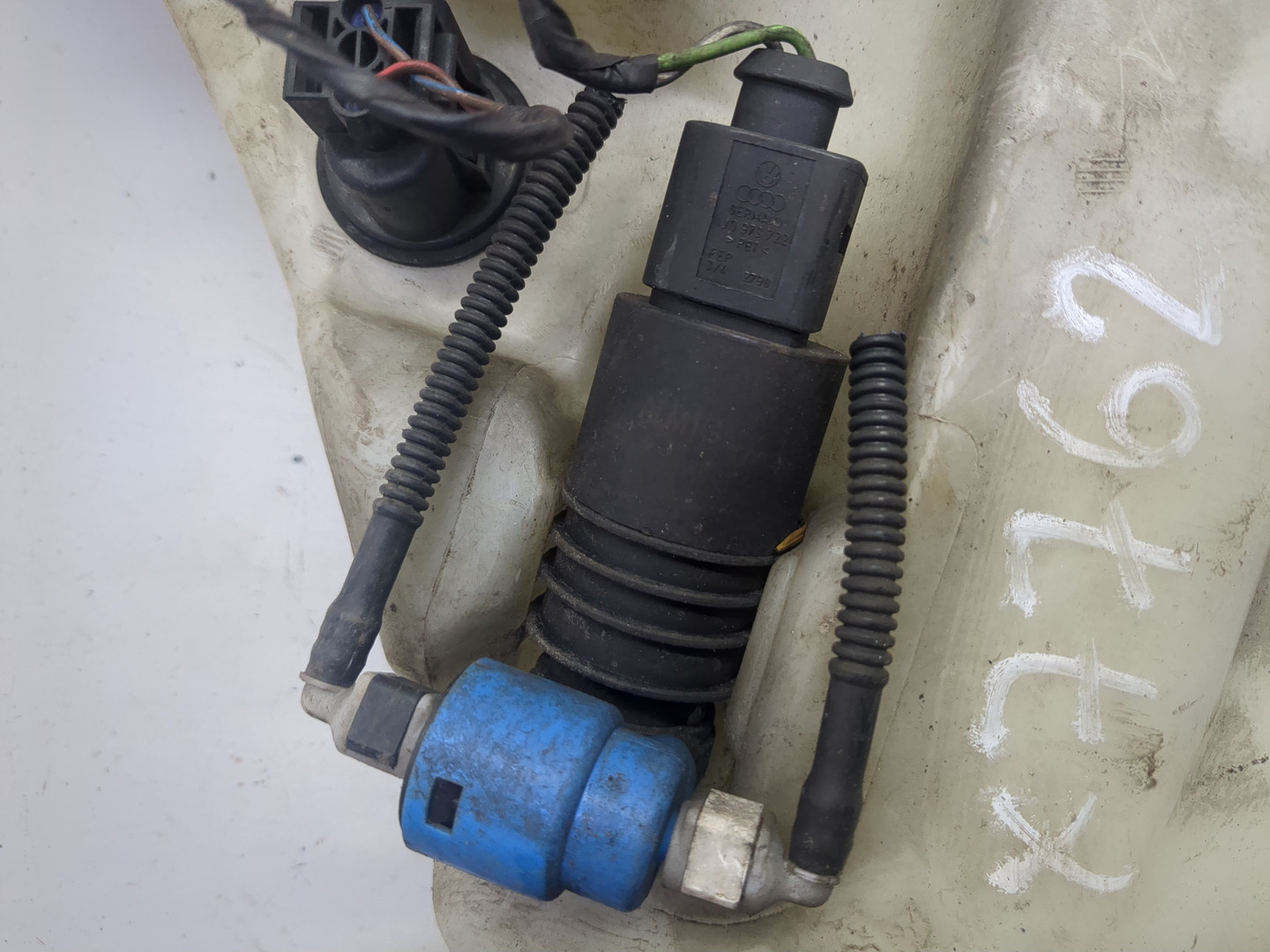 Бачок омывателя лобового стекла