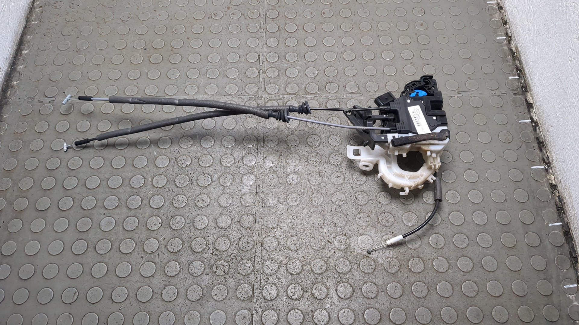 Замок двери передней левой