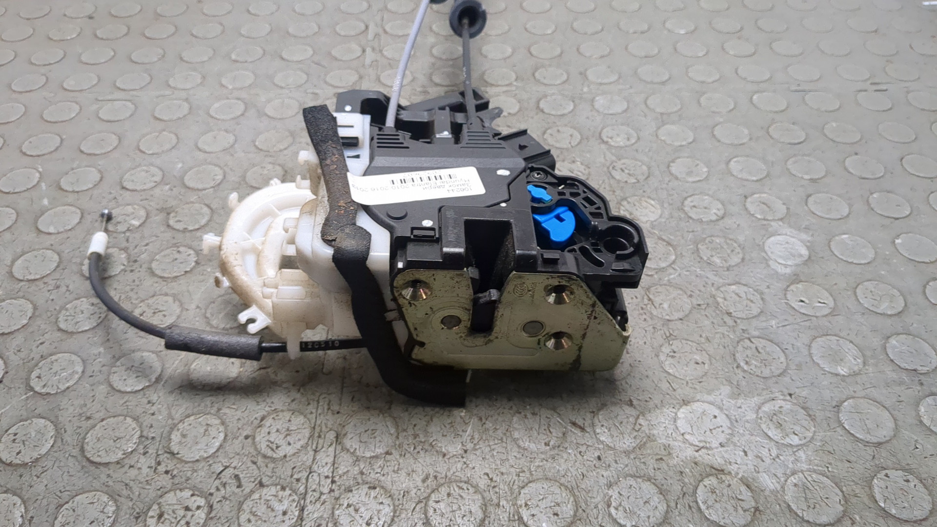 Замок двери передней левой