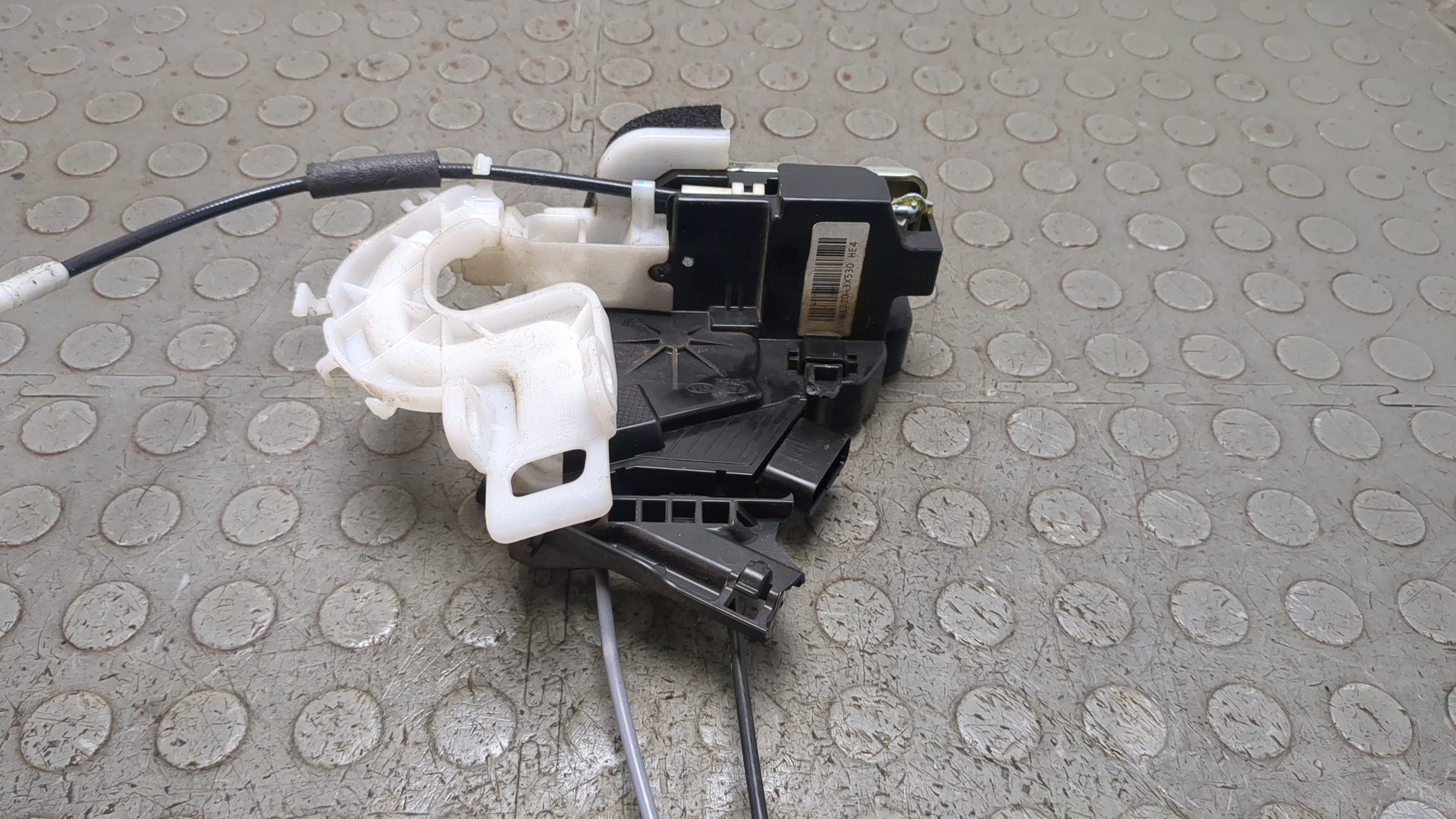 Замок двери передней левой