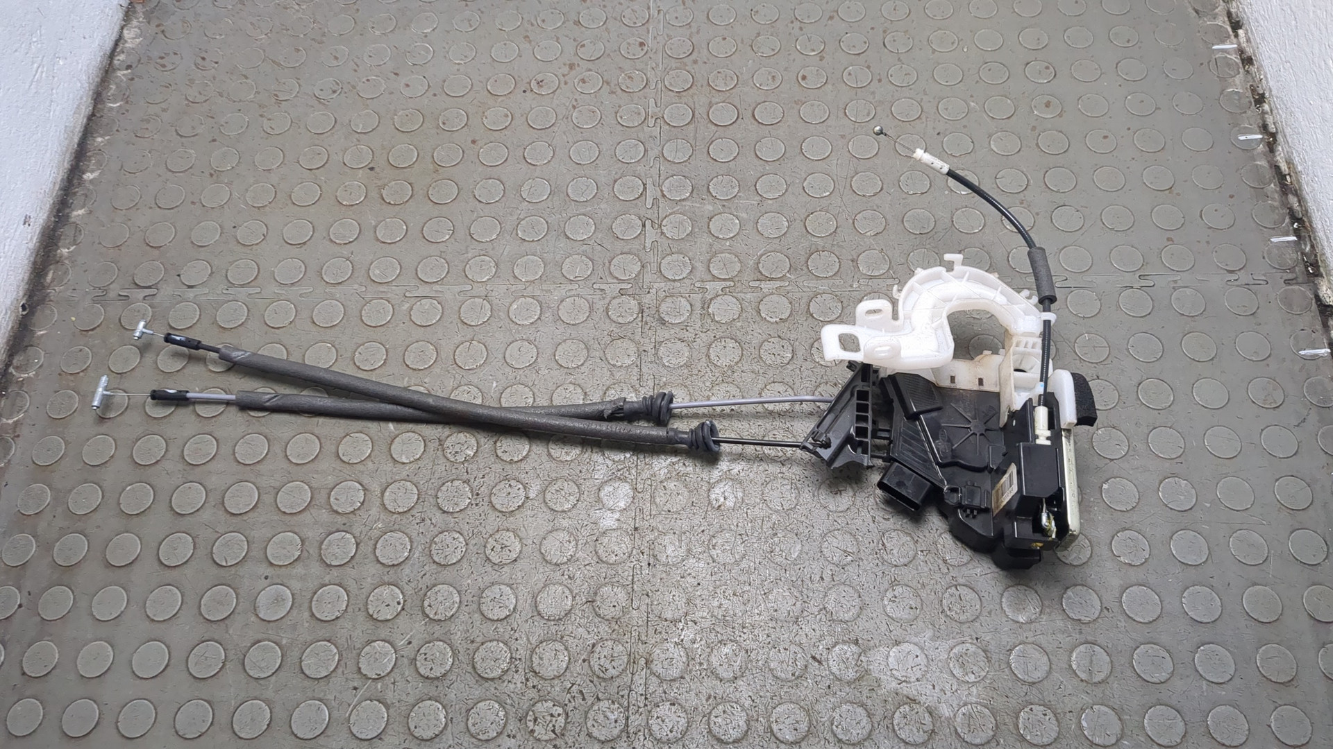 Замок двери передней левой