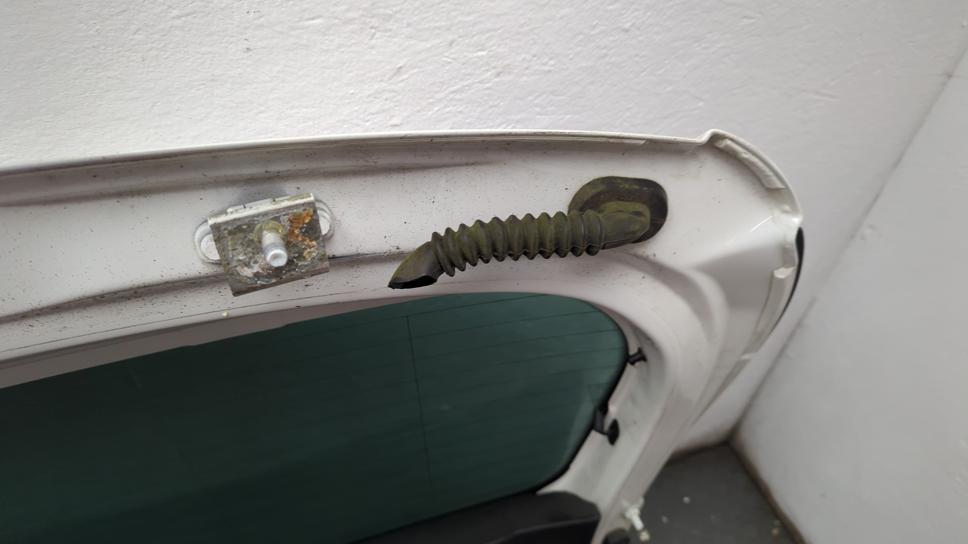 Дверь багажника