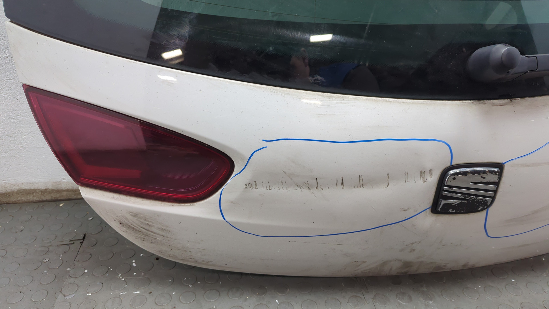 Дверь багажника