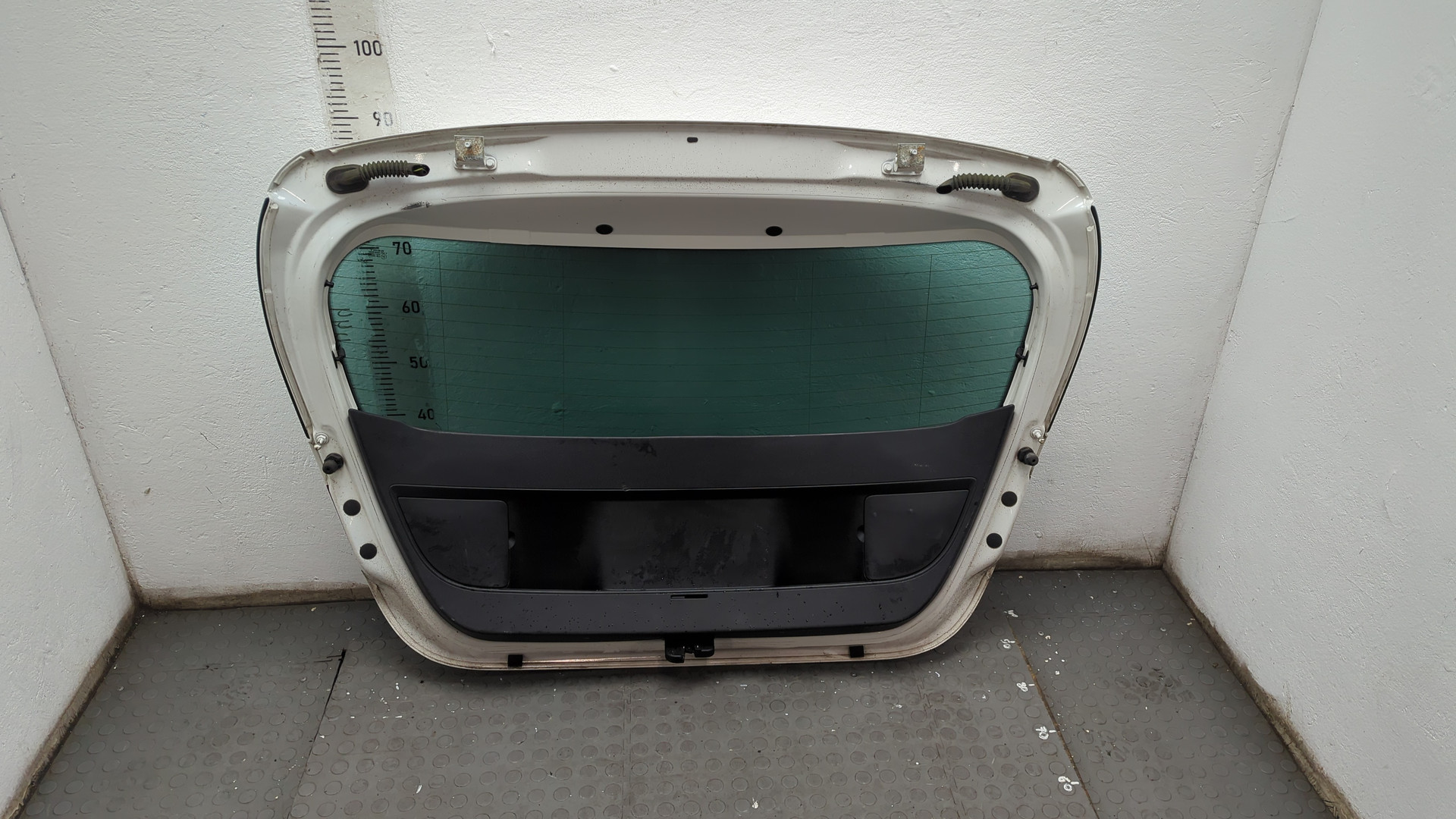 Дверь багажника