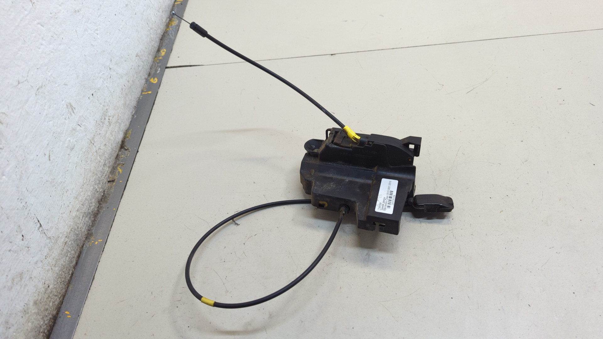 Замок двери передней левой