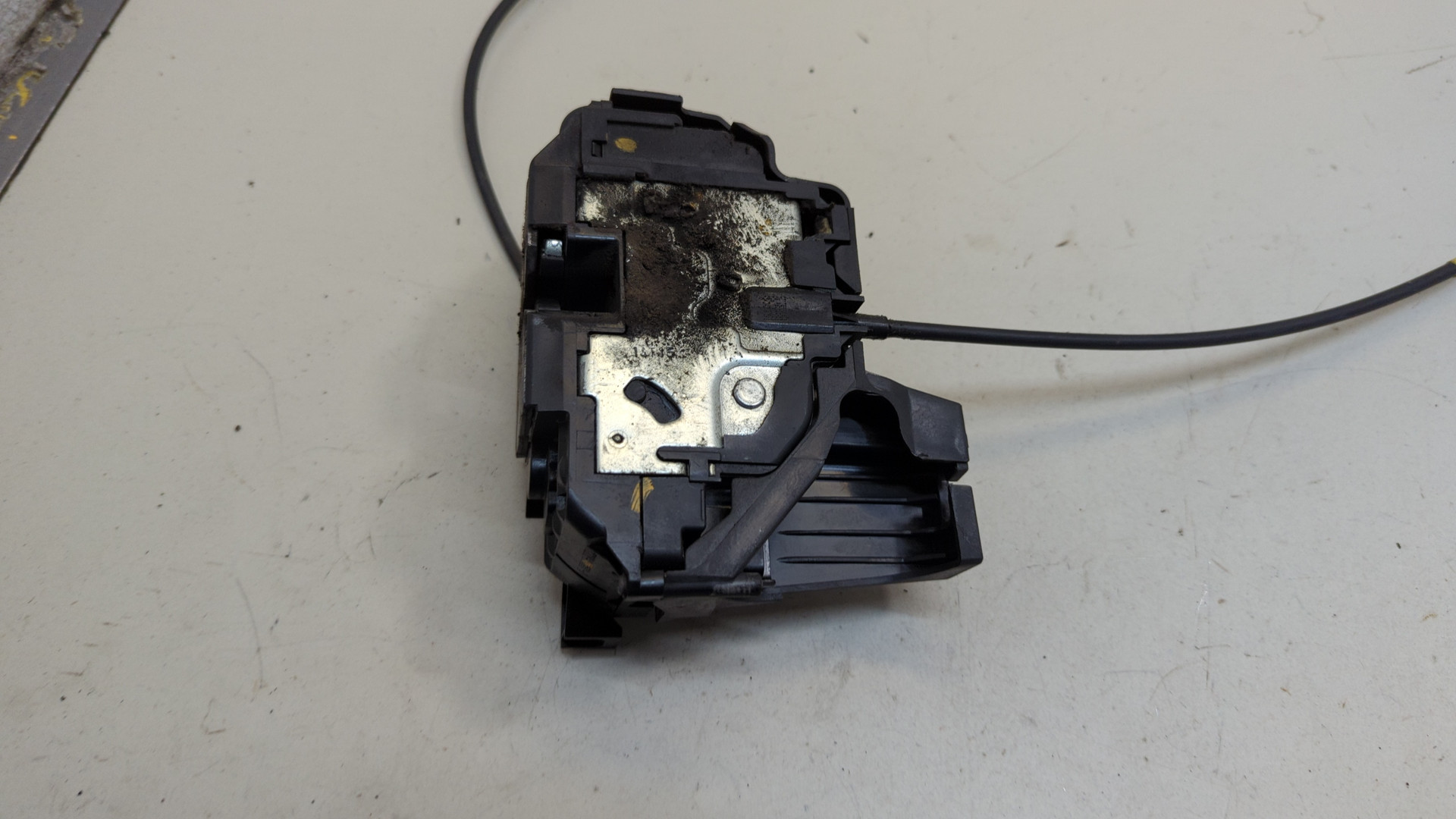 Замок двери передней левой