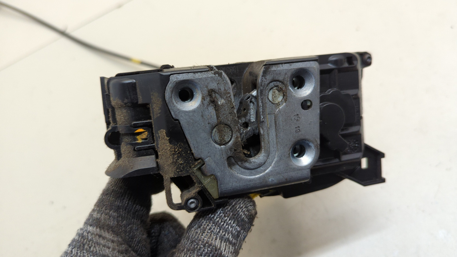 Замок двери передней левой