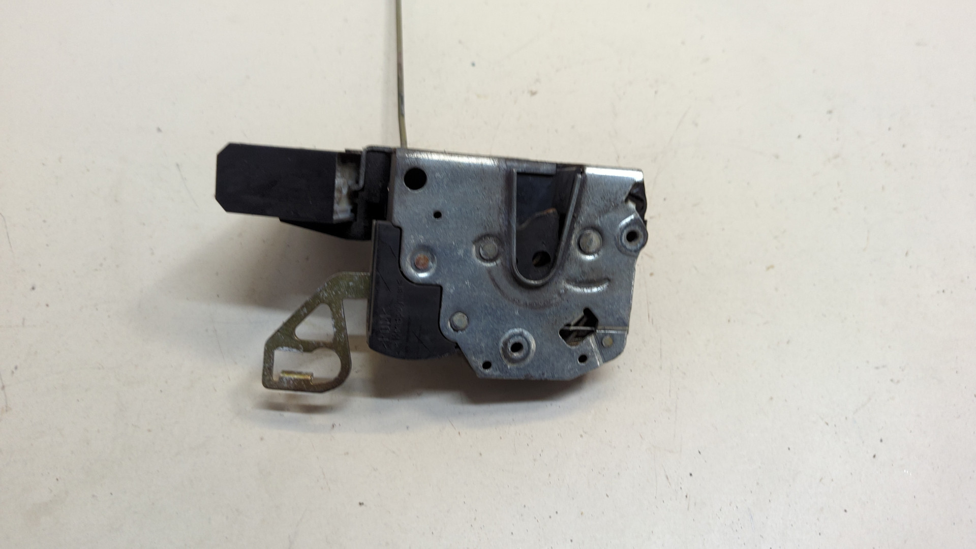 Замок двери передней правой