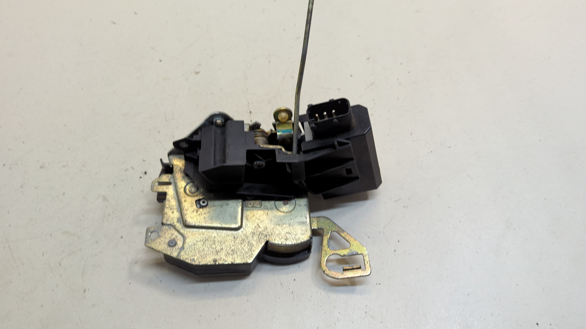 Замок двери передней правой