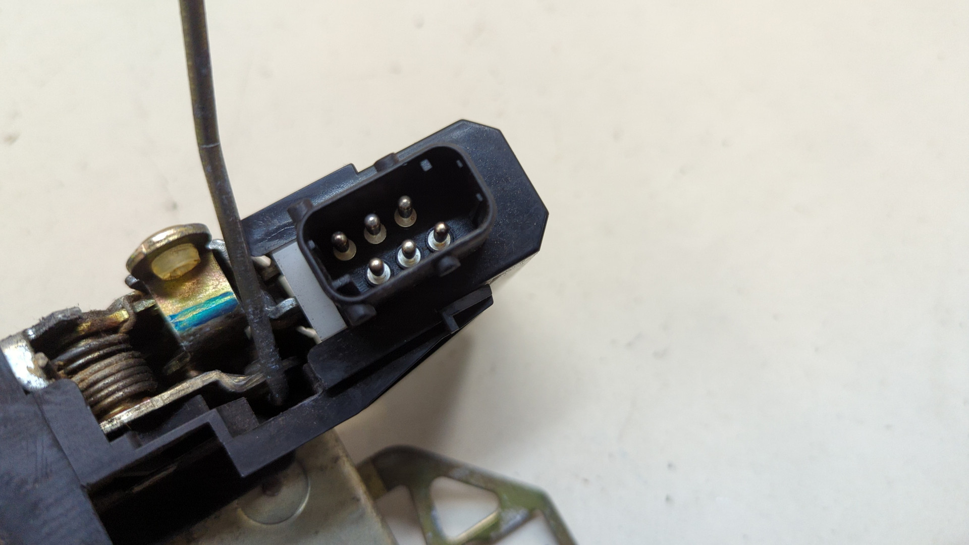 Замок двери передней правой