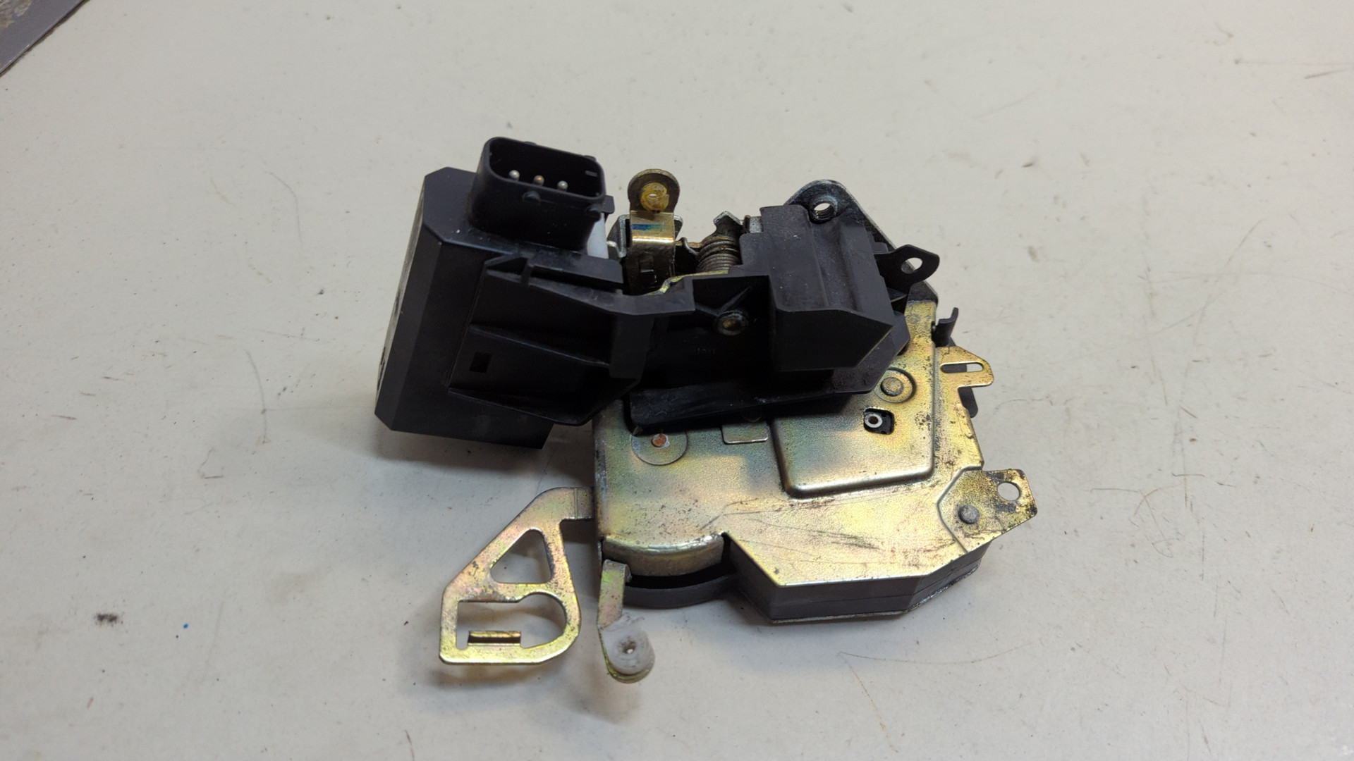 Замок двери передней левой