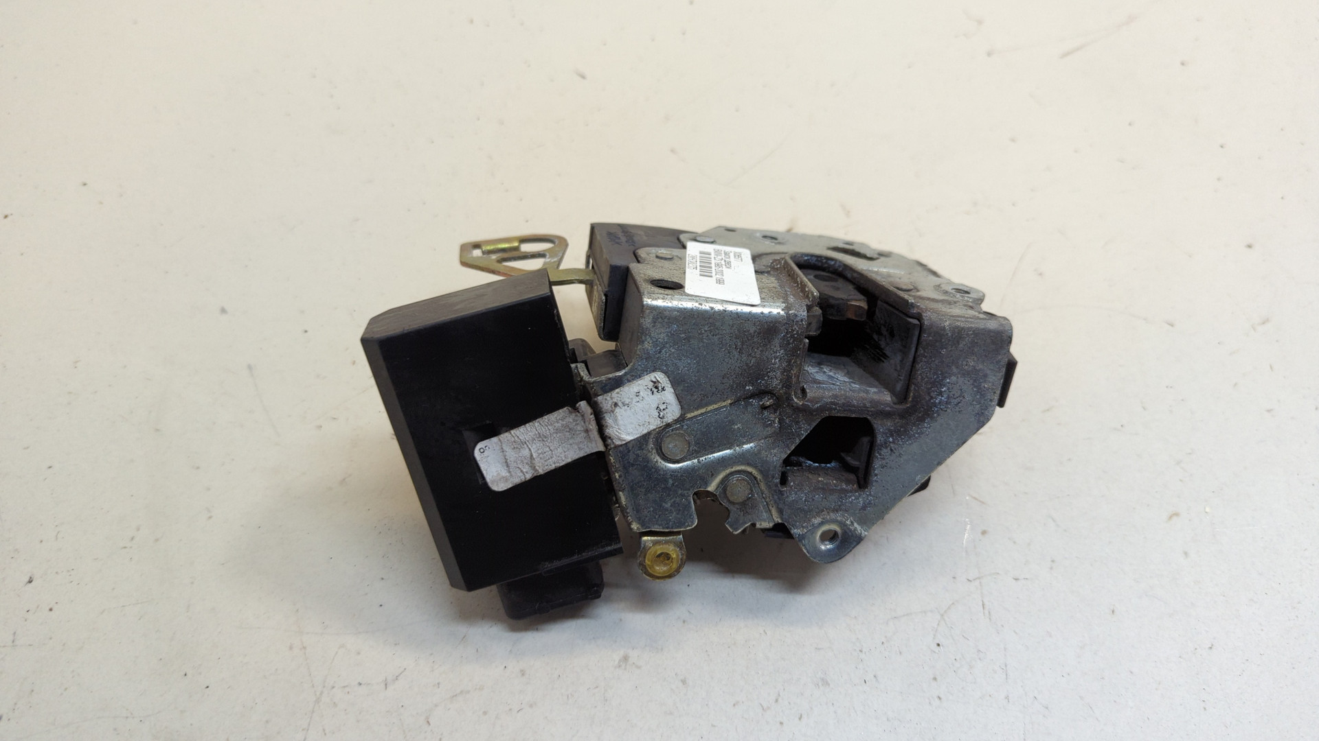 Замок двери передней левой