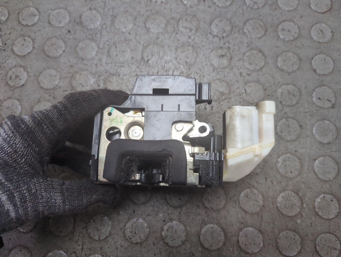 Замок двери передней левой