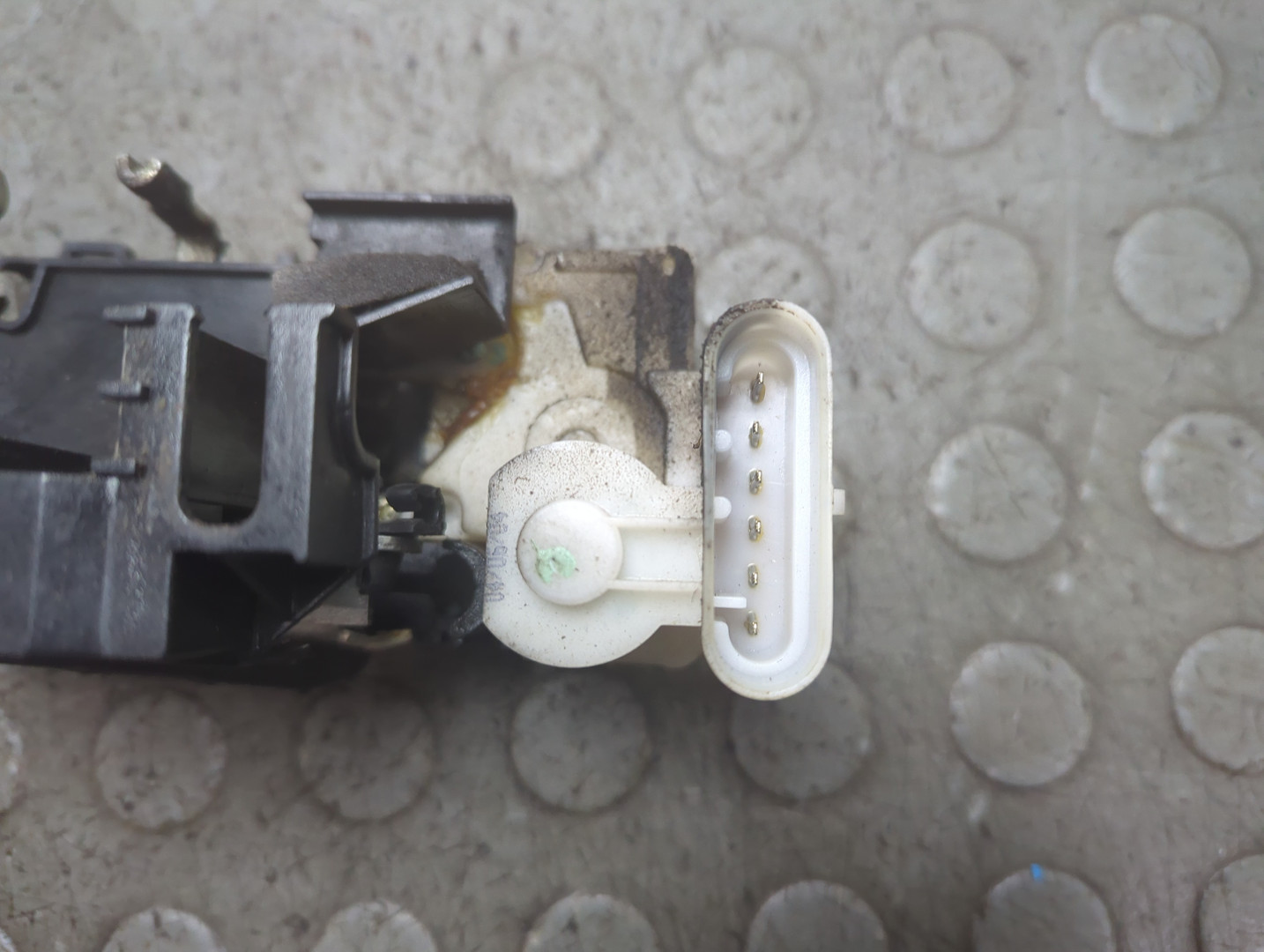 Замок двери передней левой