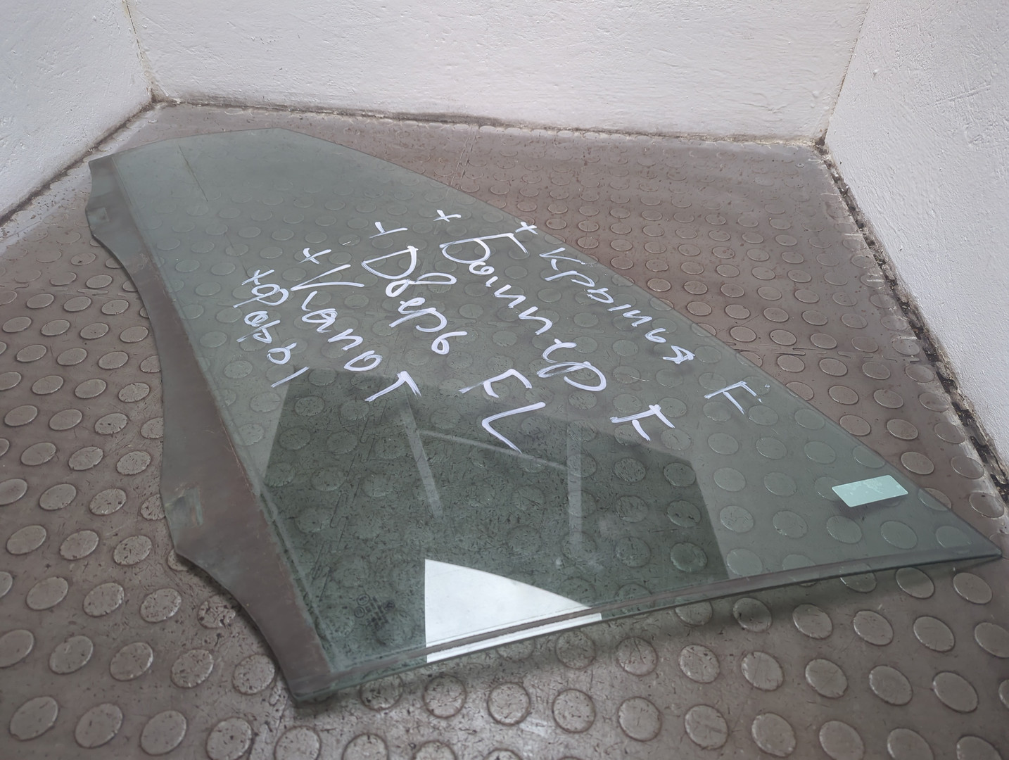 Стекло двери передней левой