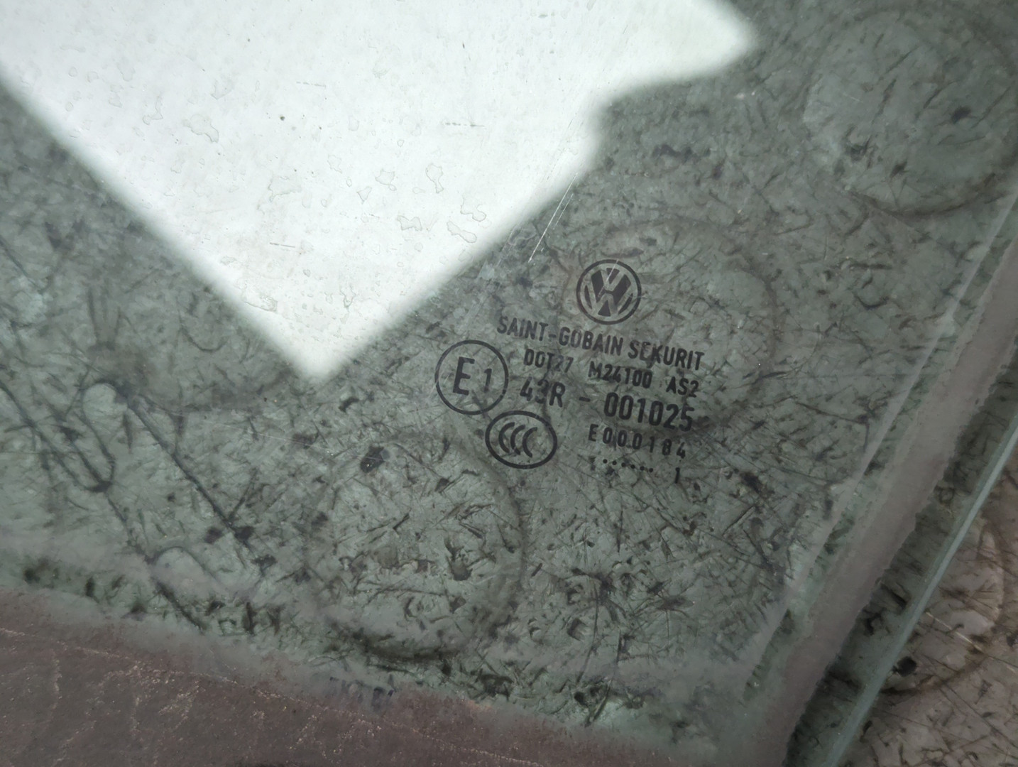 Стекло двери передней левой