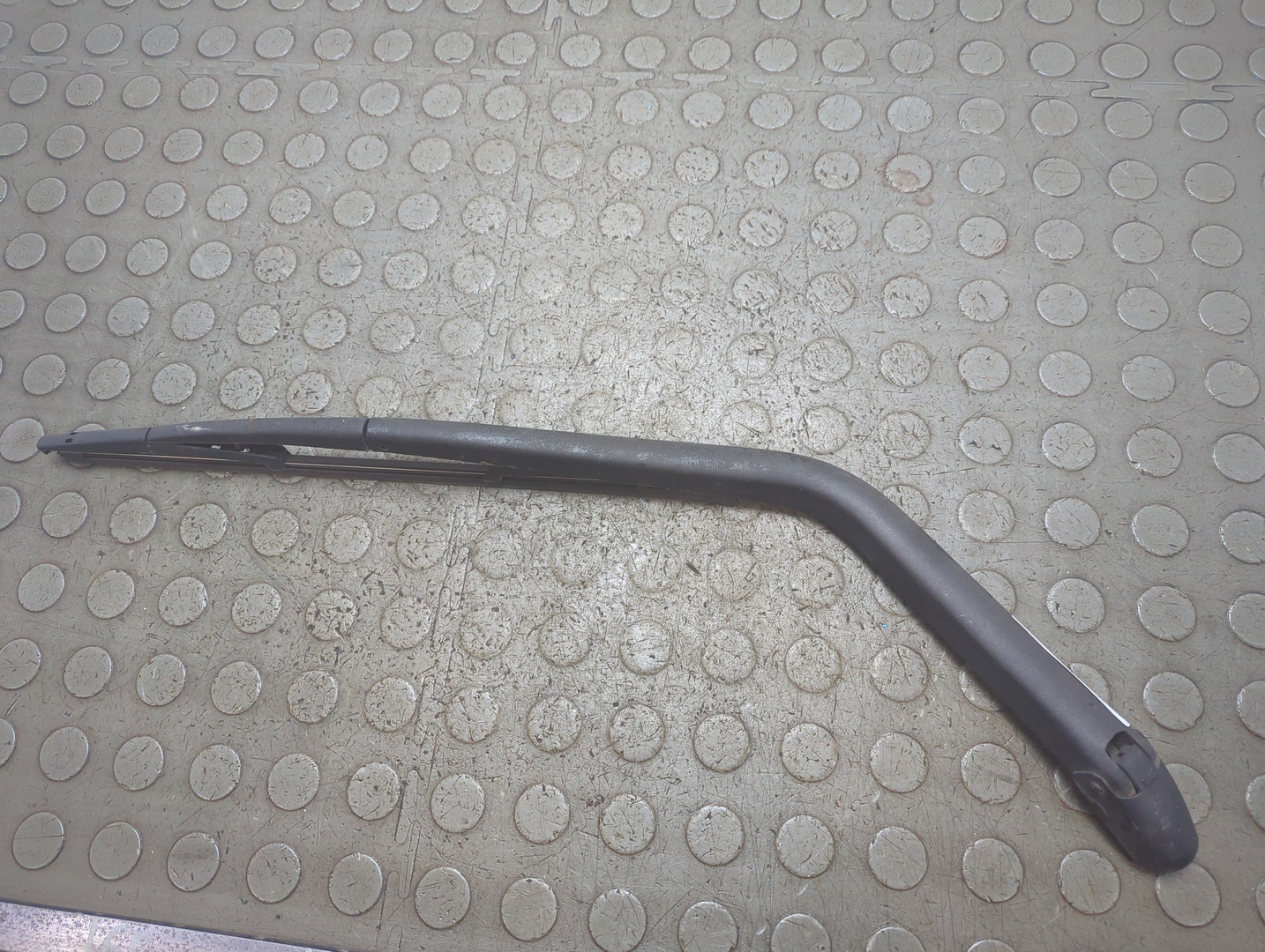 Поводок стеклоочистителя заднего