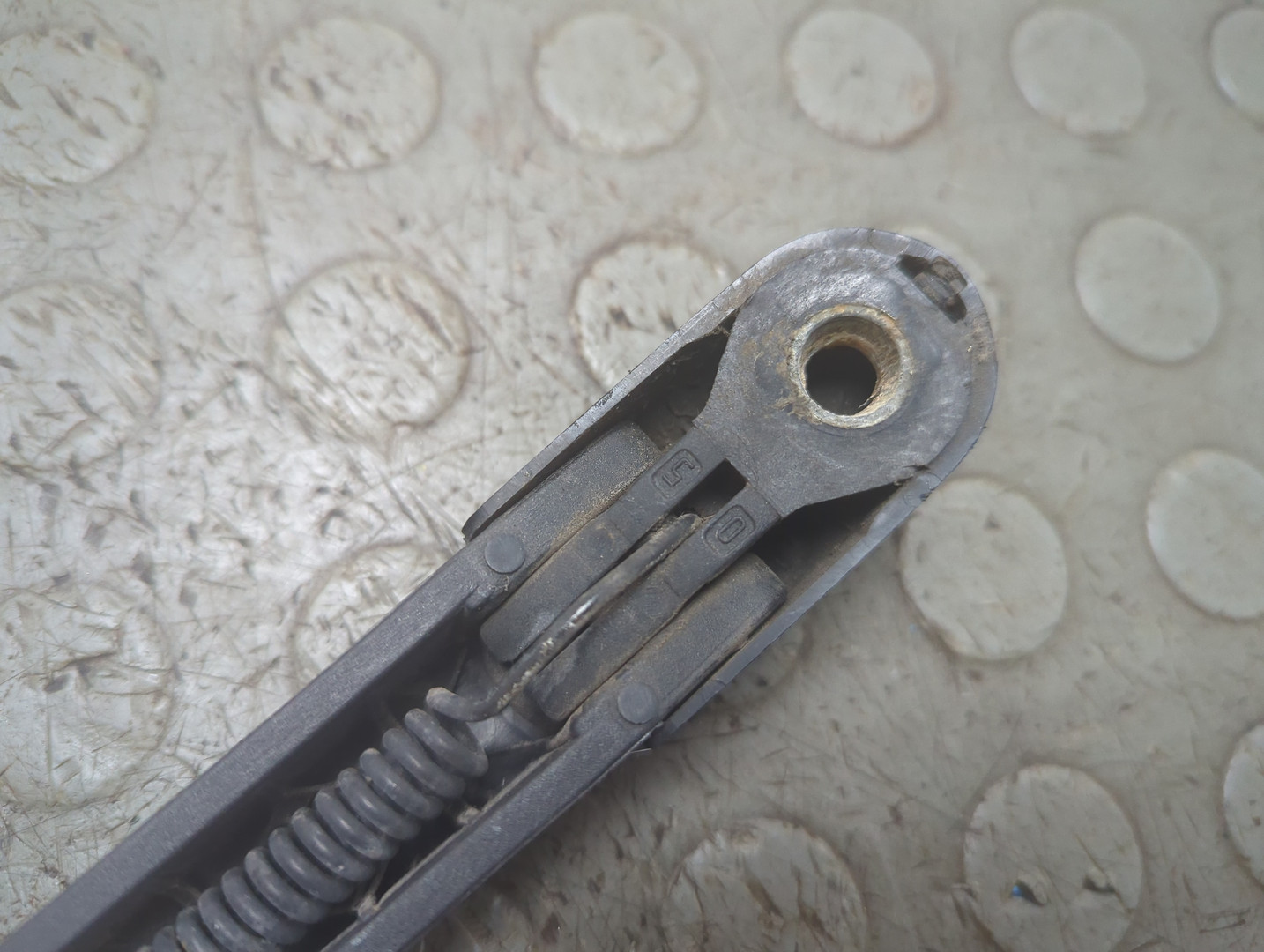 Поводок стеклоочистителя заднего