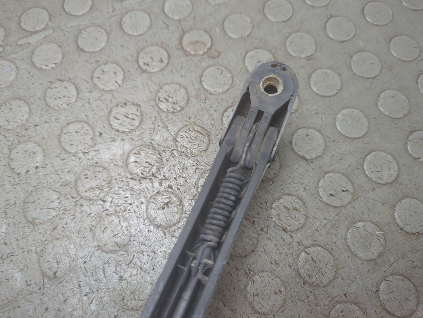 Поводок стеклоочистителя заднего