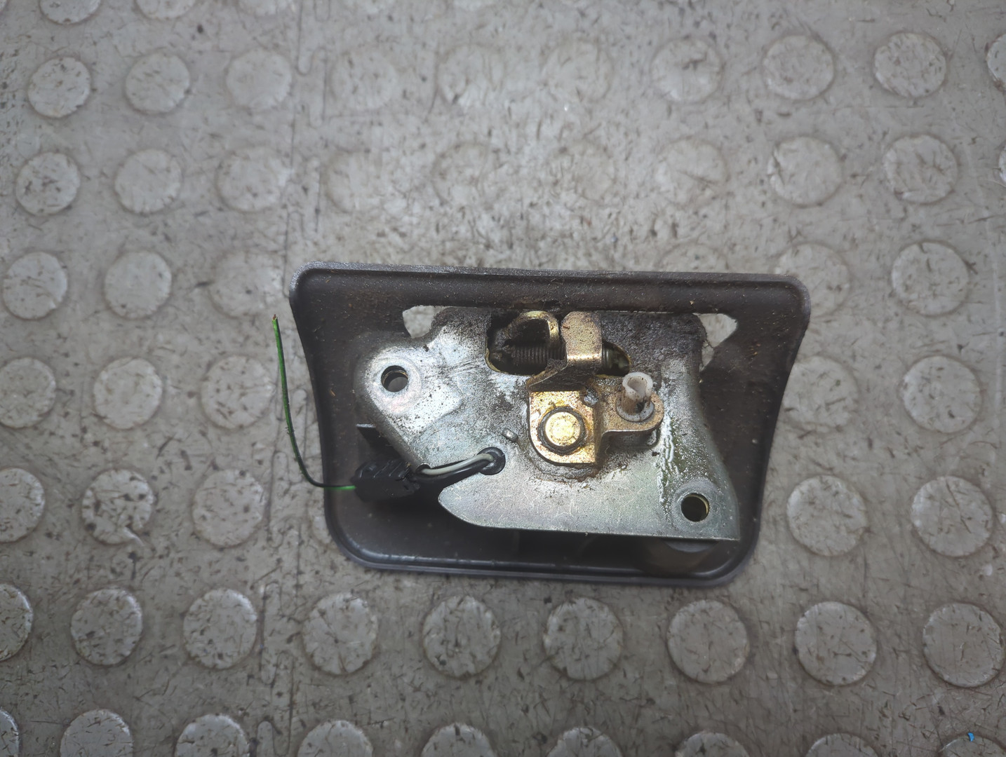 Замок багажника