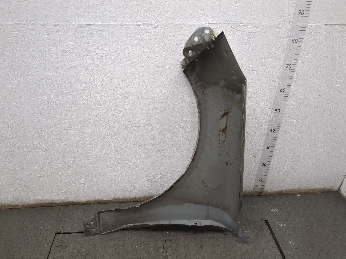 Крыло переднее правое