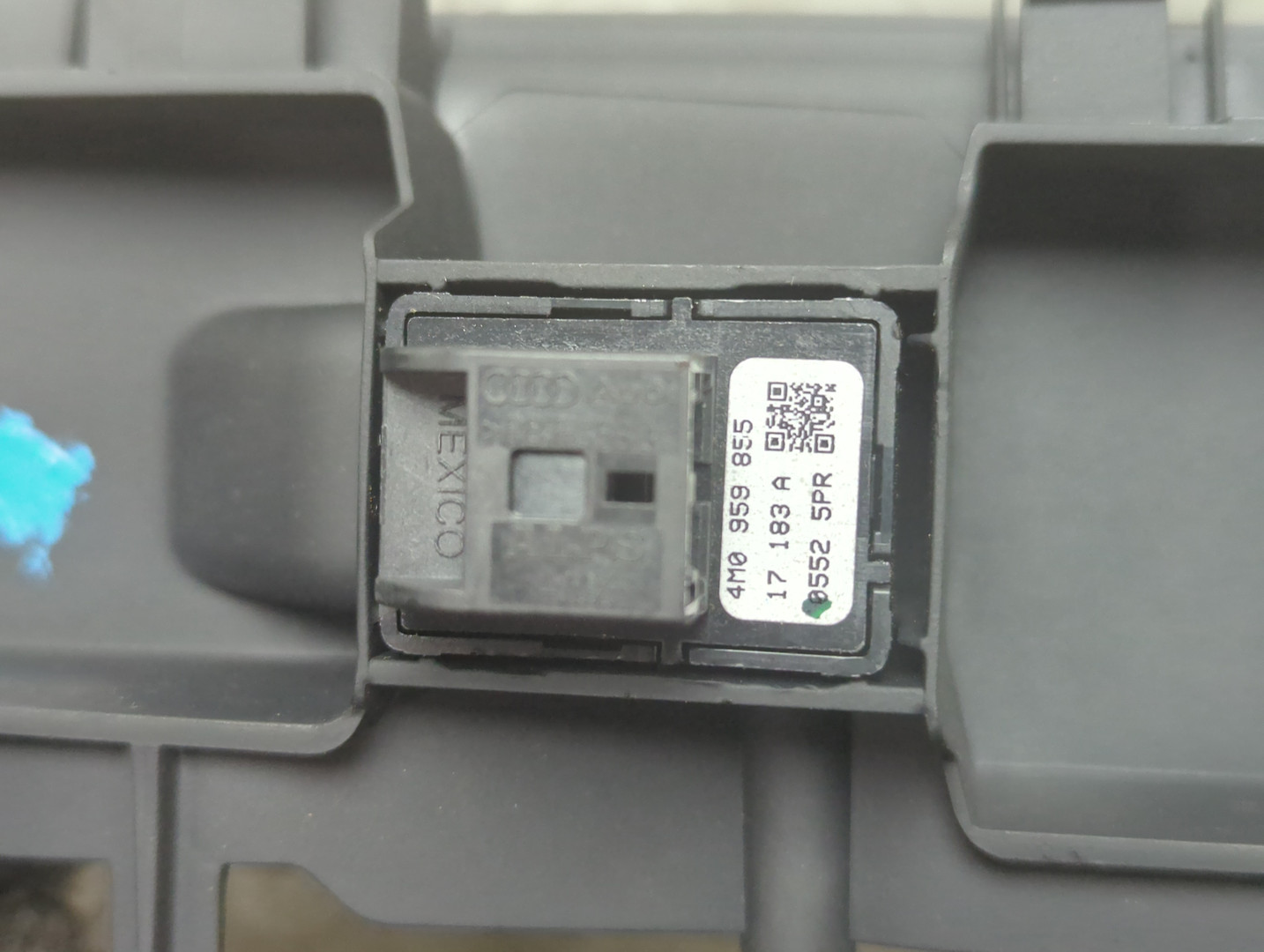 Кнопка стеклоподъемника