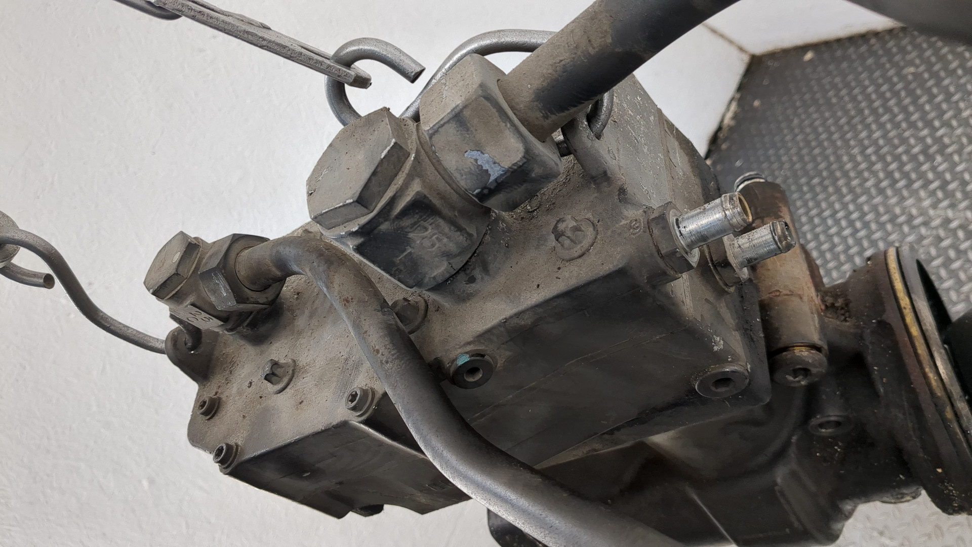 Насос регулировки подвески