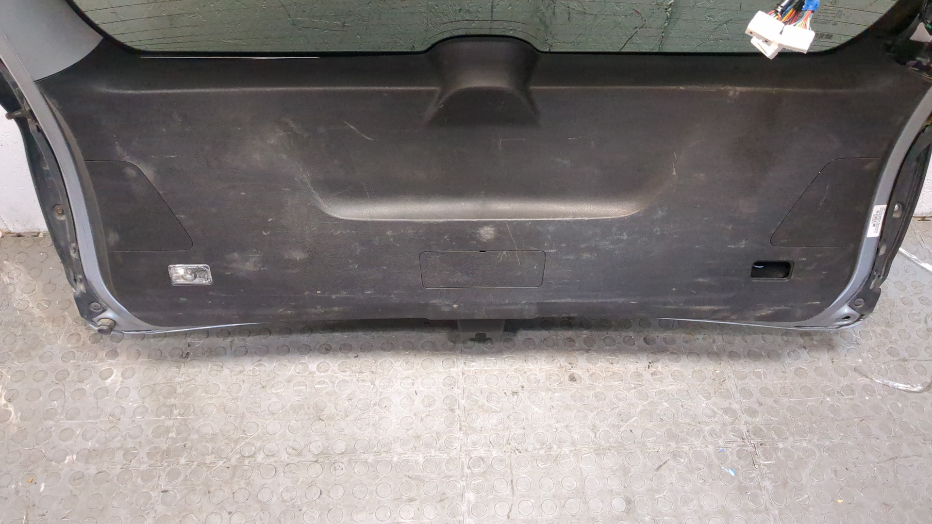 Дверь багажника