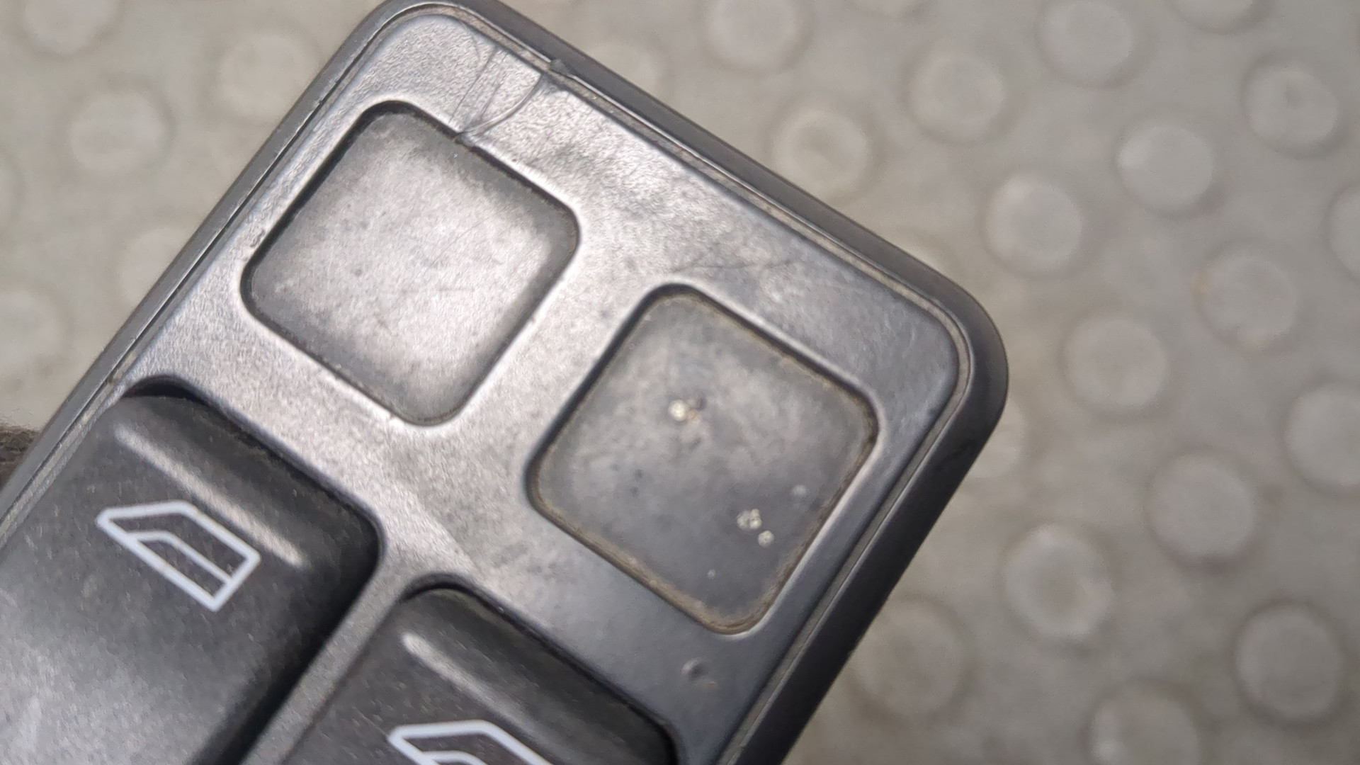 Кнопка стеклоподъемника