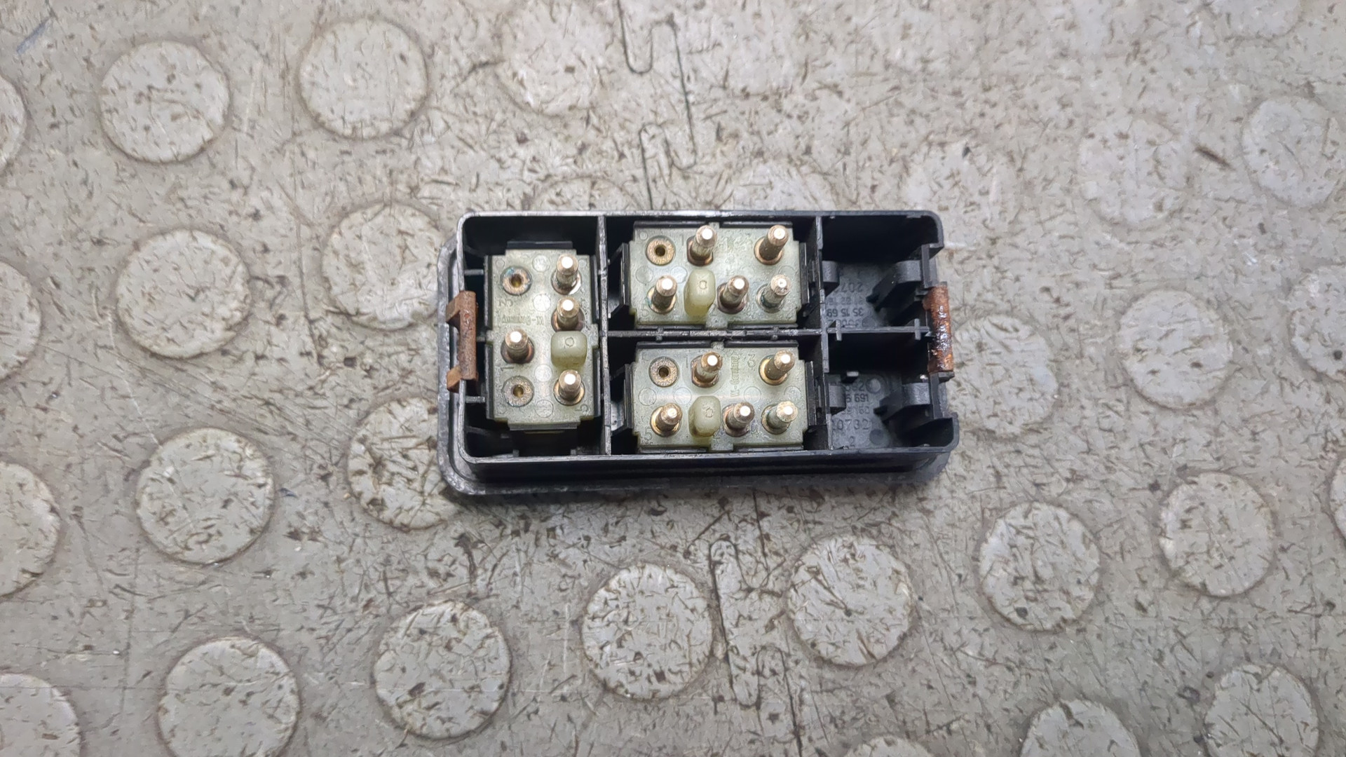 Кнопка стеклоподъемника