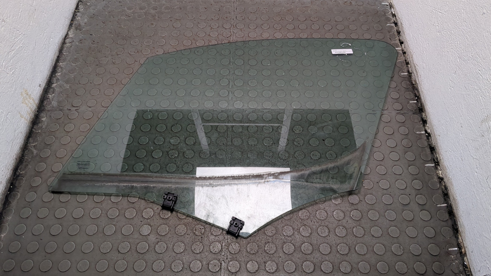 Стекло двери передней левой