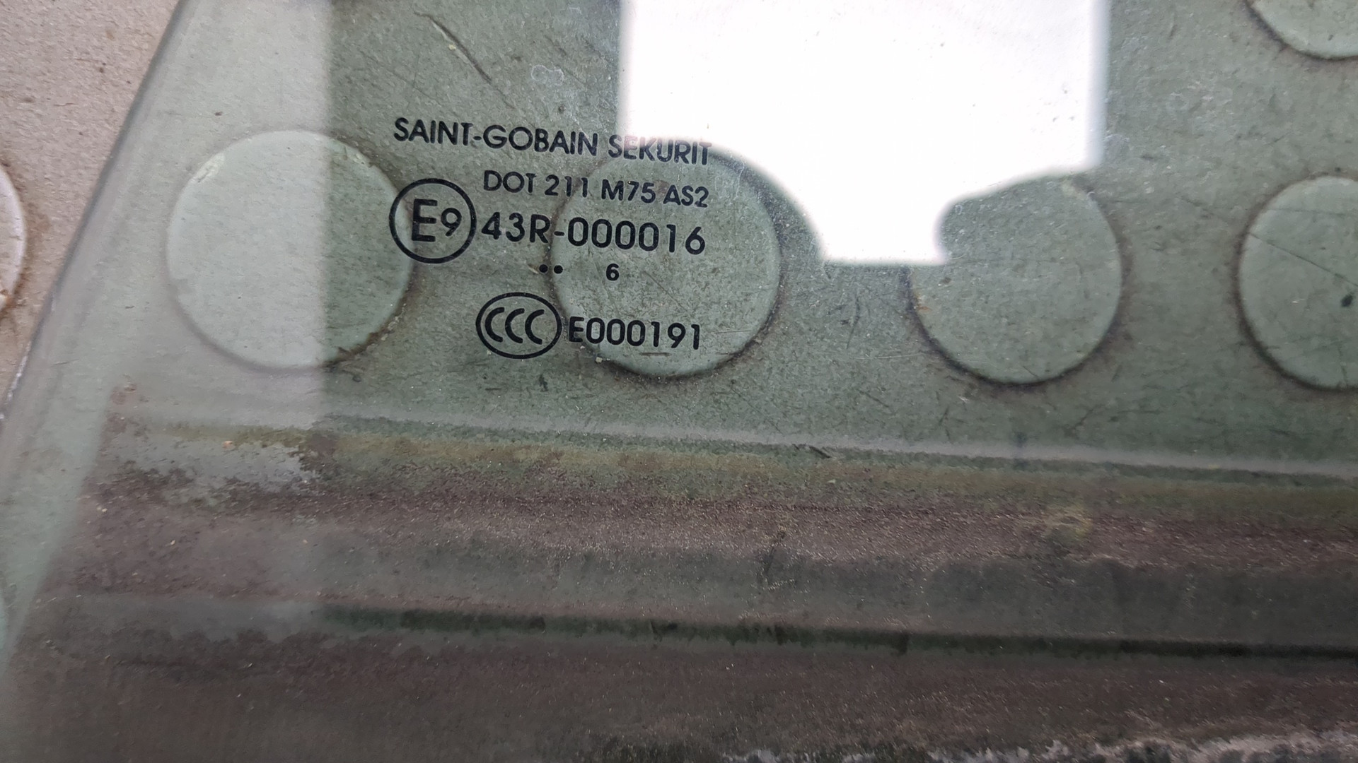 Стекло двери передней левой