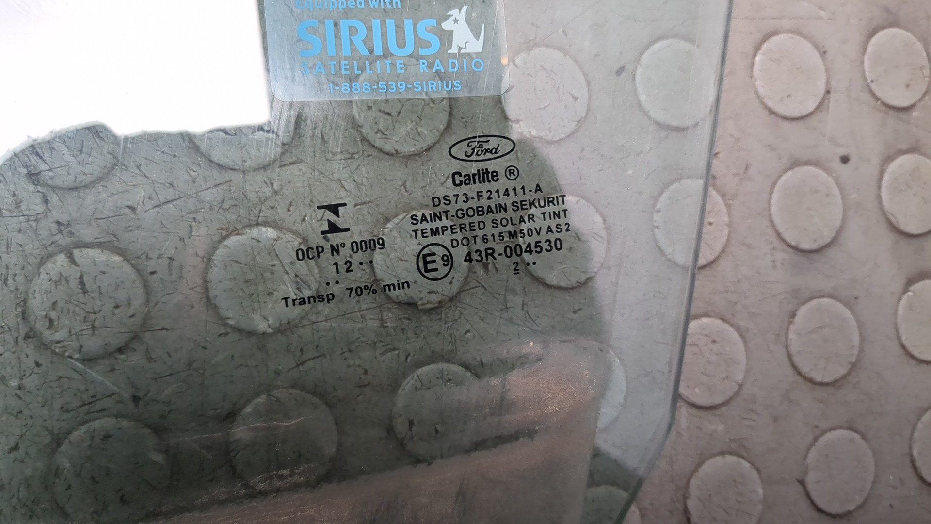 Стекло двери передней левой