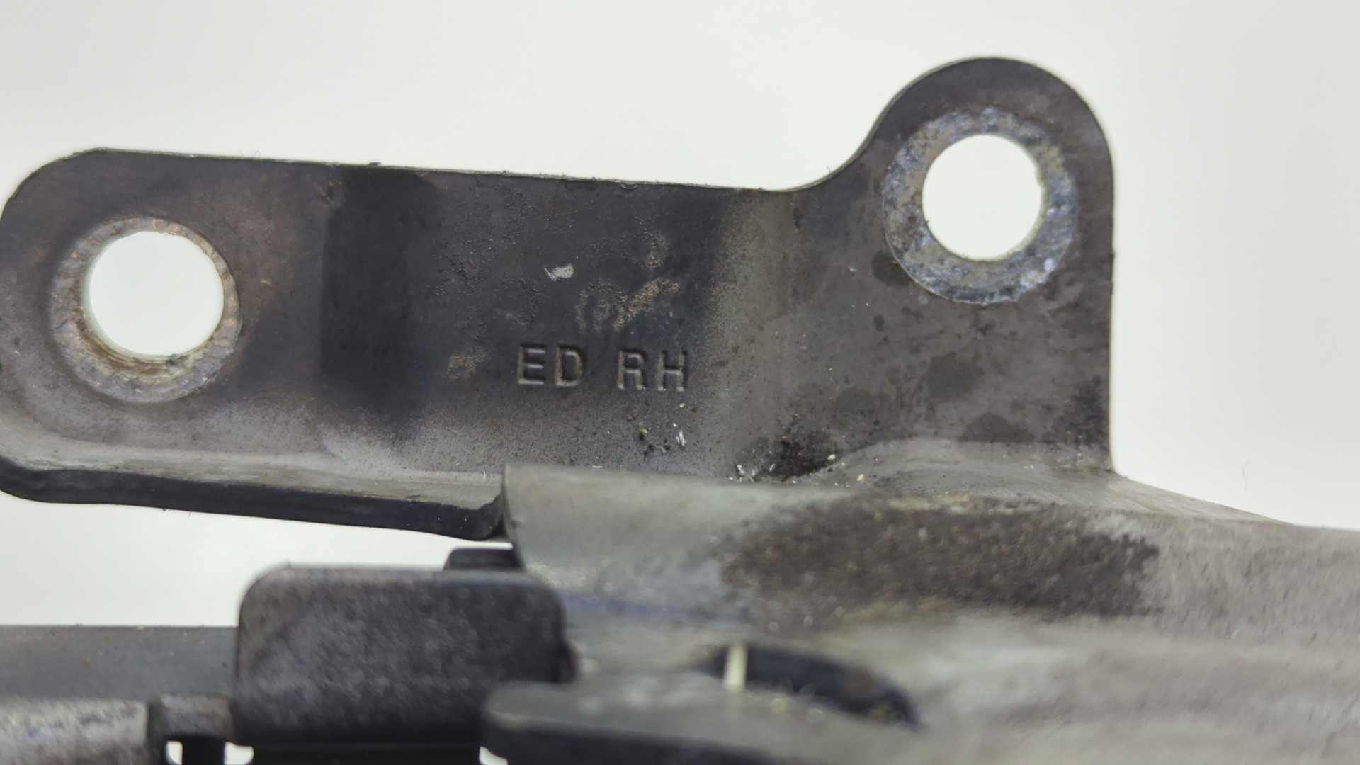 Петля капота правая