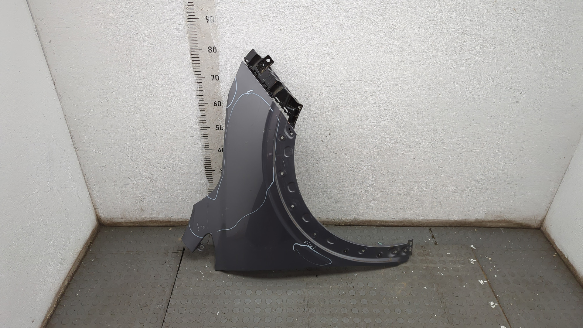 Крыло переднее правое