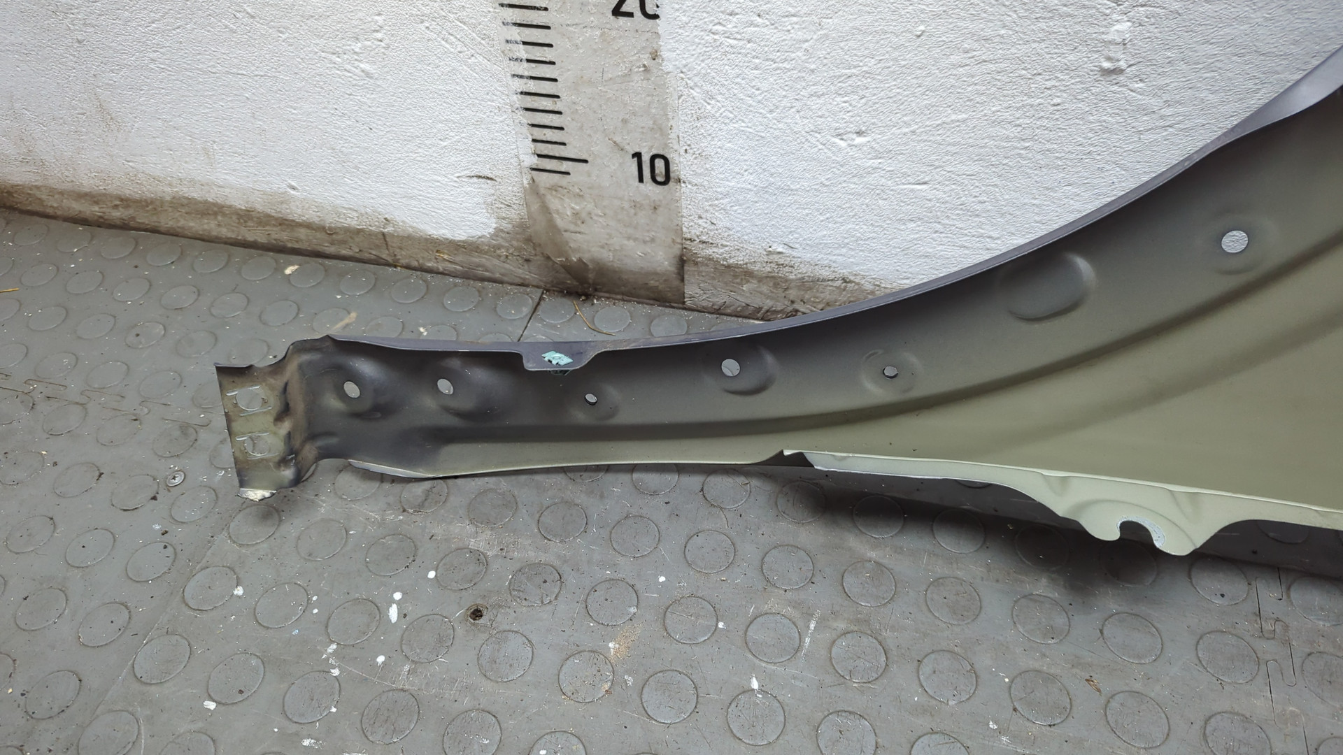 Крыло переднее правое