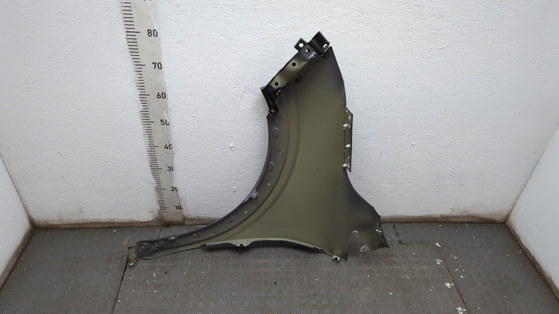 Крыло переднее правое